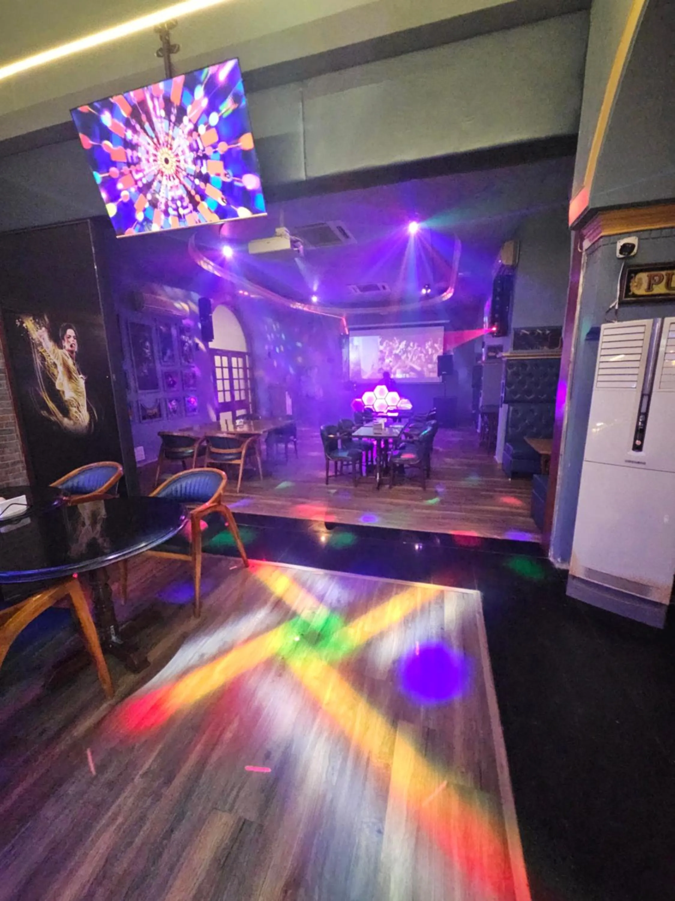 Lounge or bar in Goa Country Club Near Park Hospital BY Pearl I Luxury resort in Gurgaon