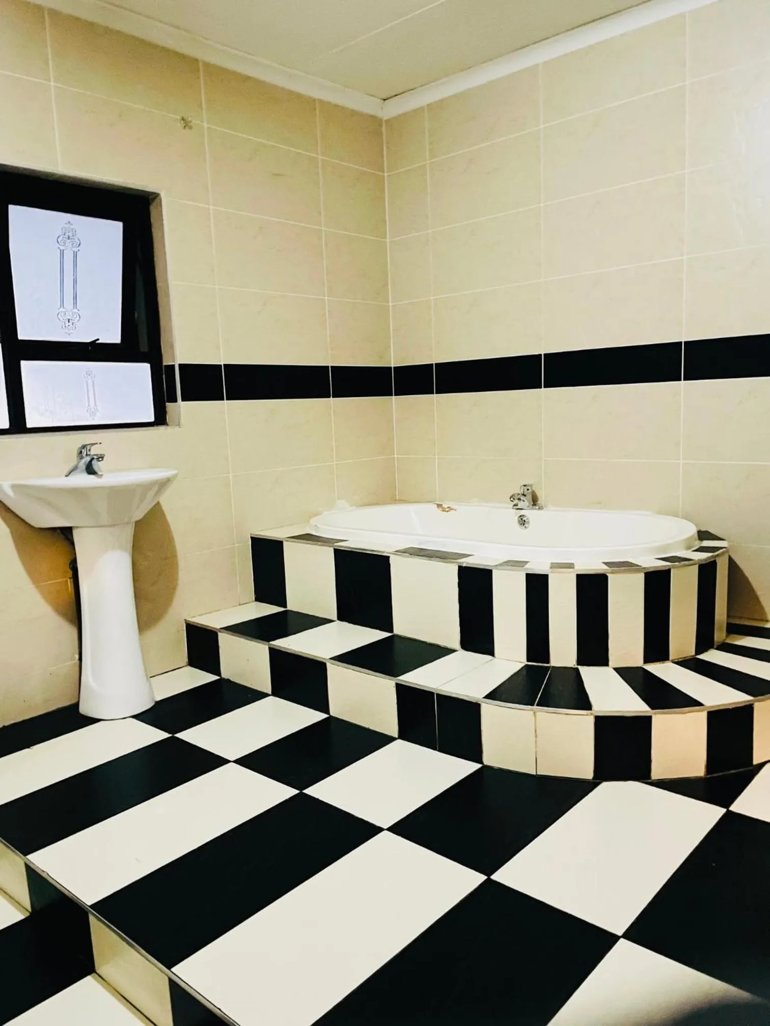 Bathroom in Airport Royal Guest House