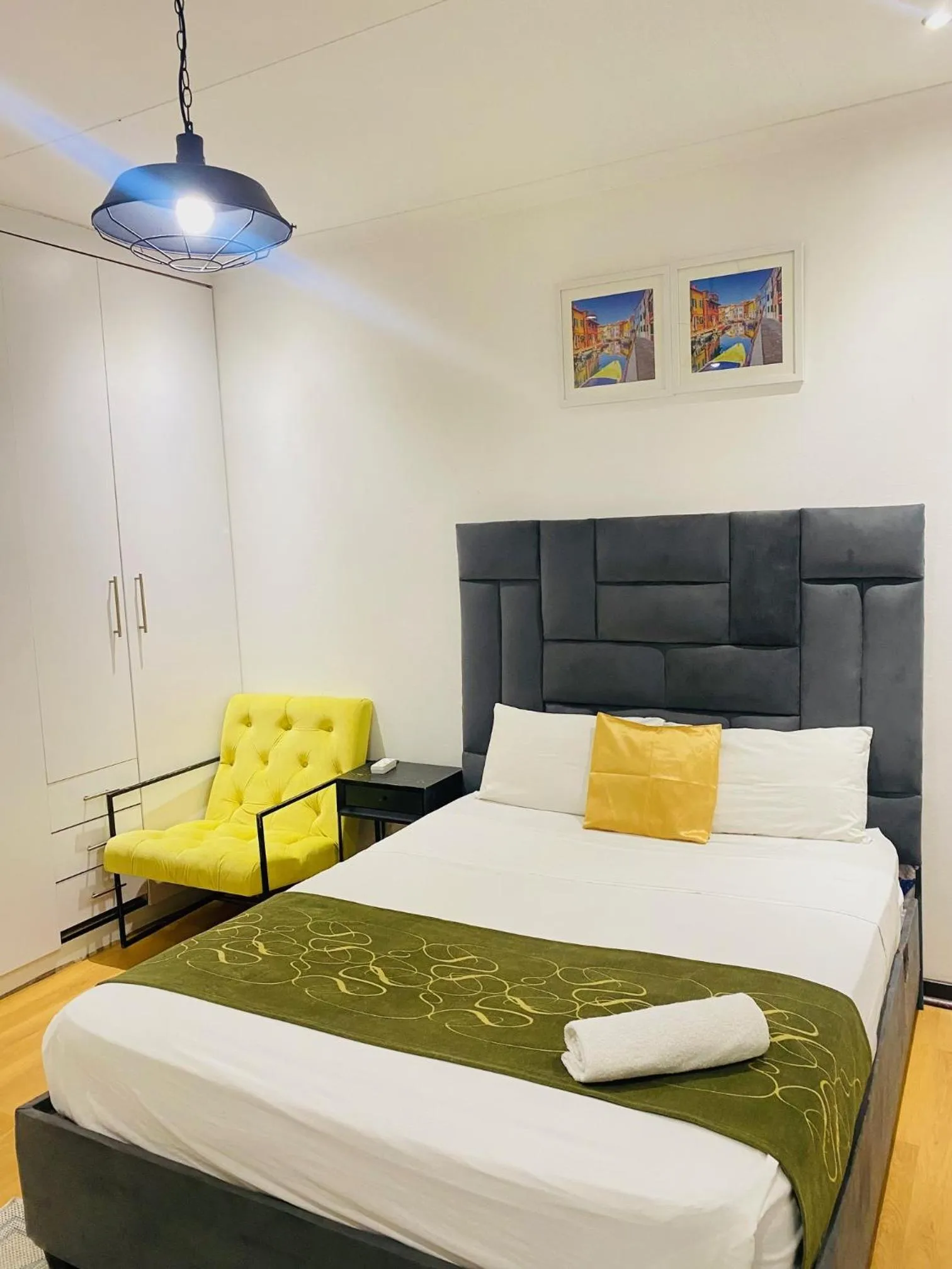 Bed in Airport Royal Guest House