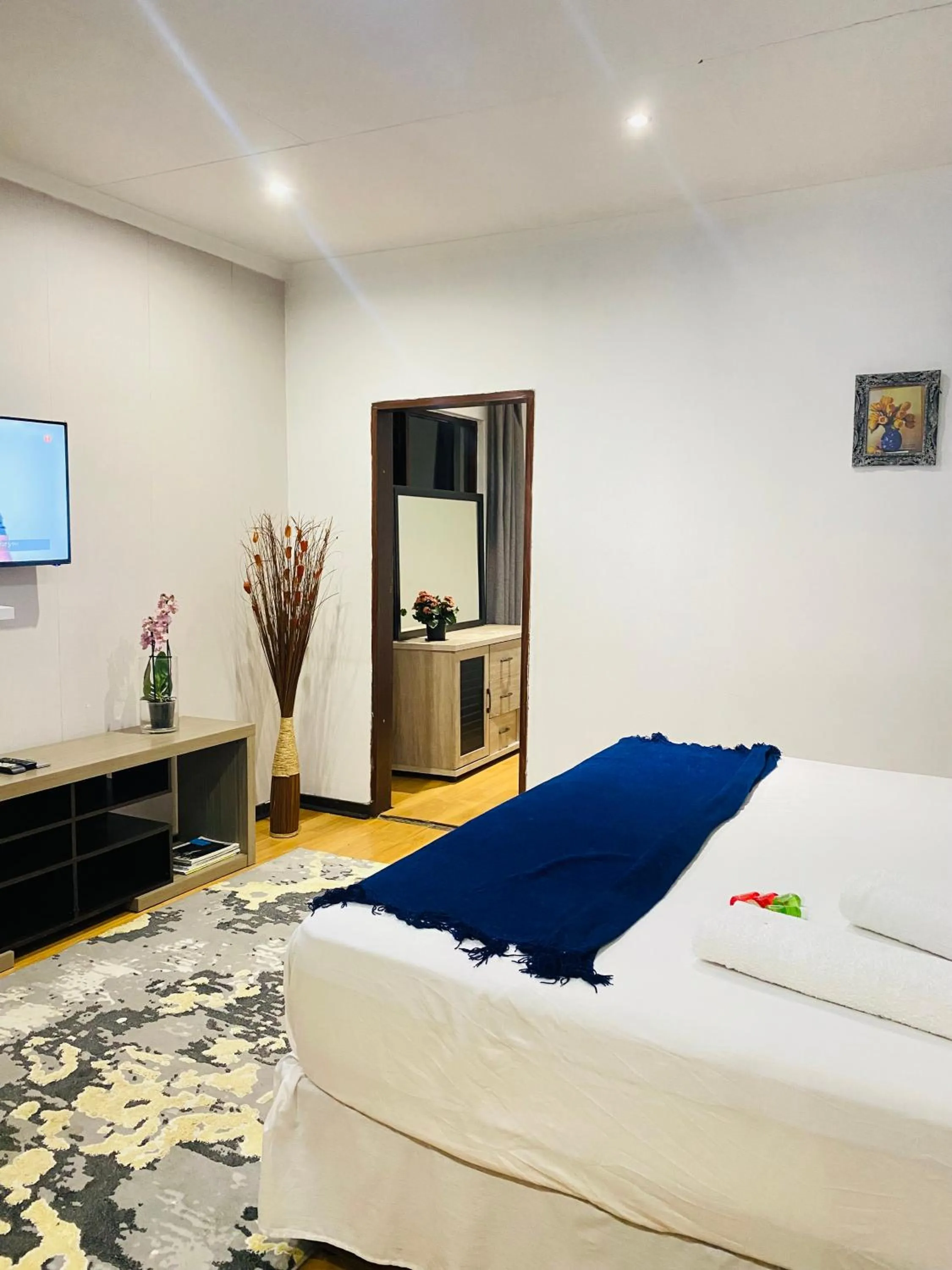 Bed in Airport Royal Guest House