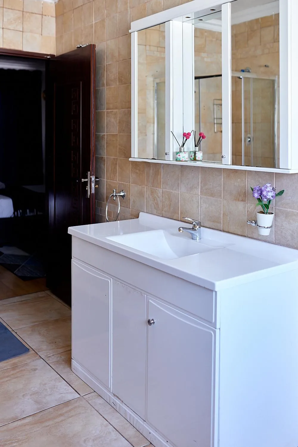 Bathroom in Airport Royal Guest House