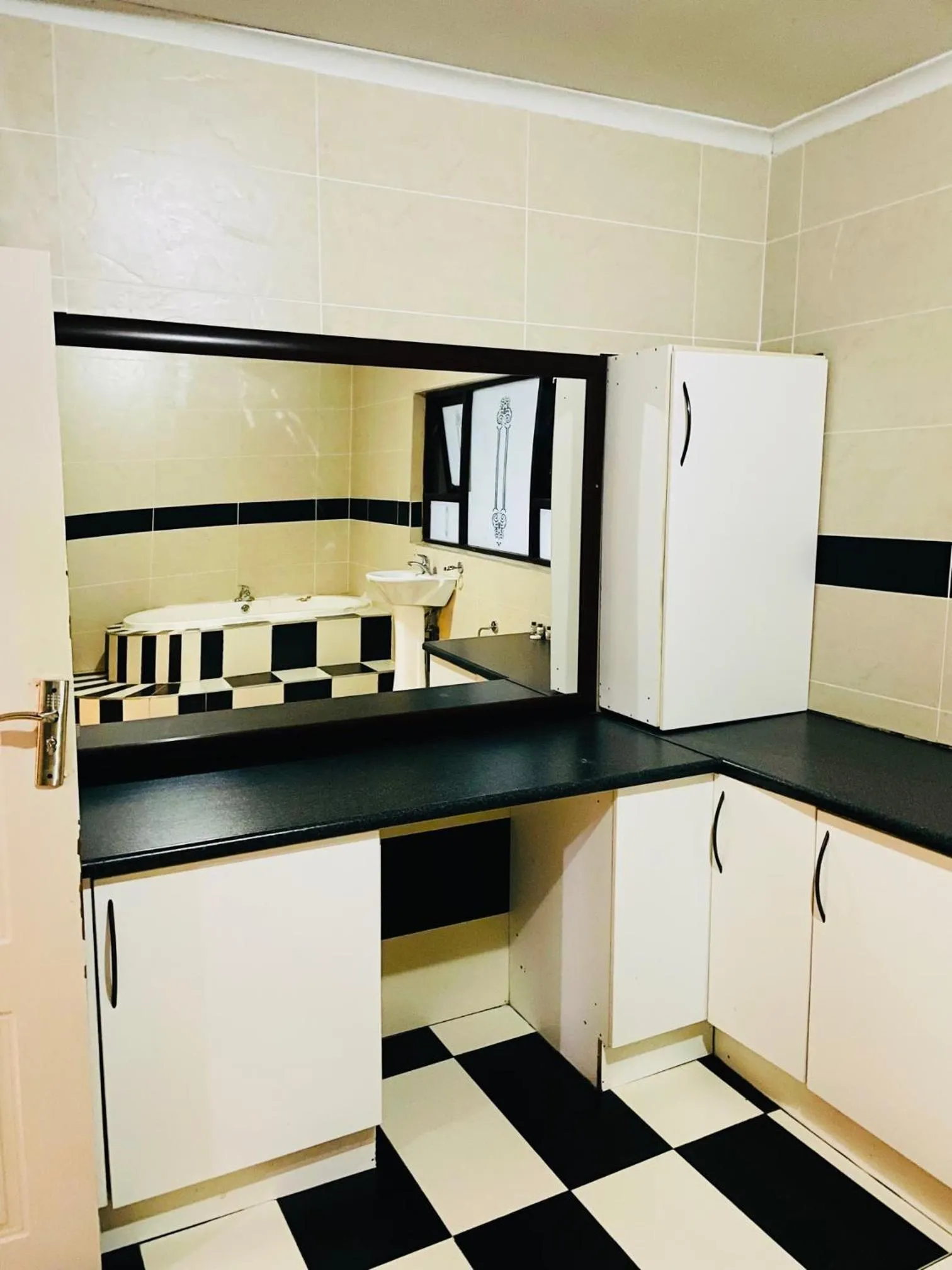 Bathroom in Airport Royal Guest House