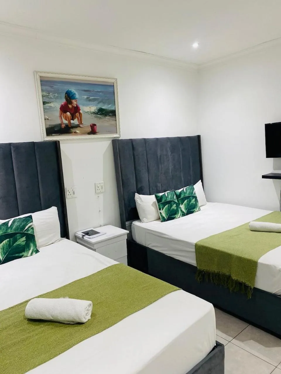 Bed in Airport Royal Guest House