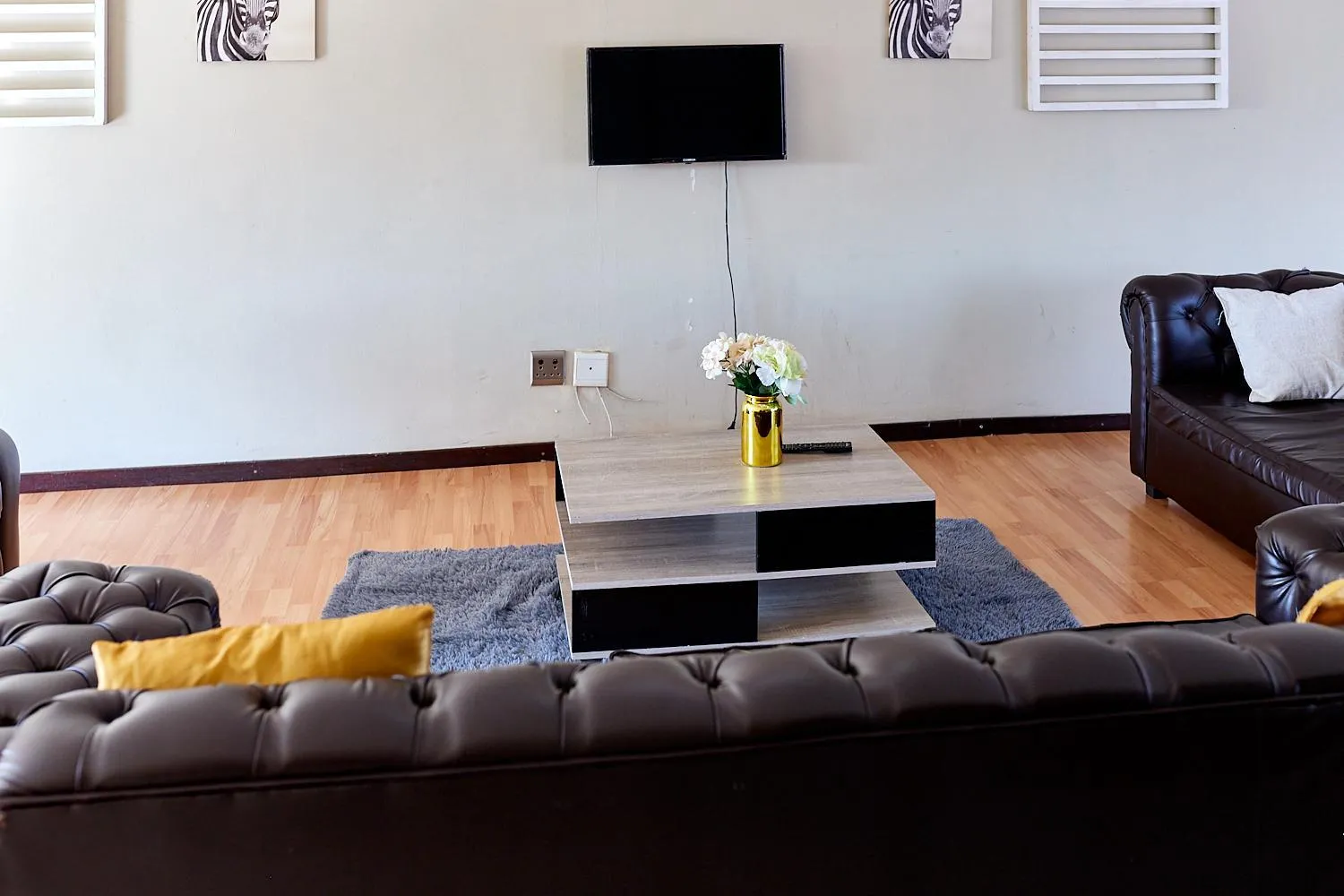 Communal lounge/ TV room in Airport Royal Guest House