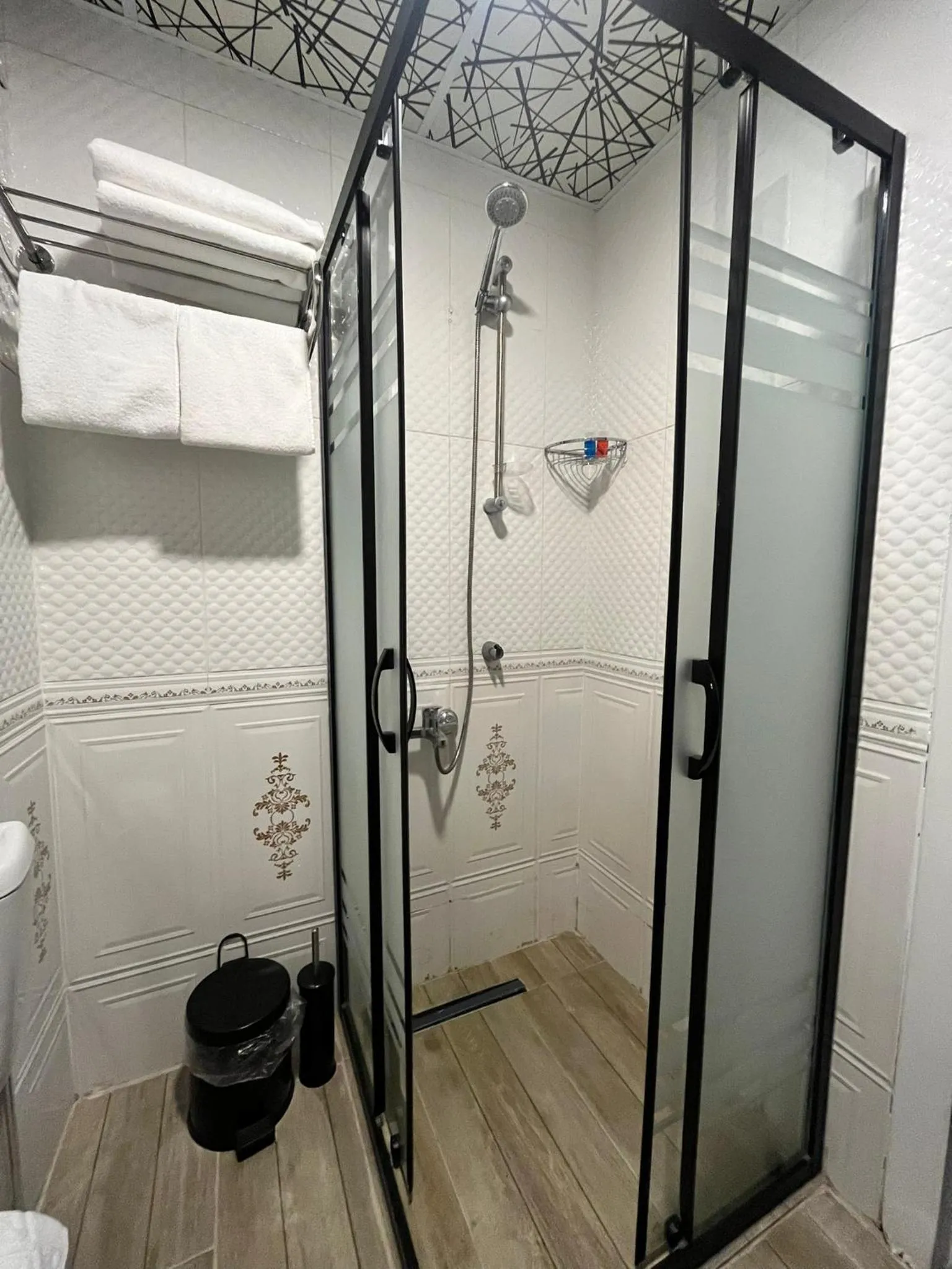 Shower in ÇAĞ OTEL