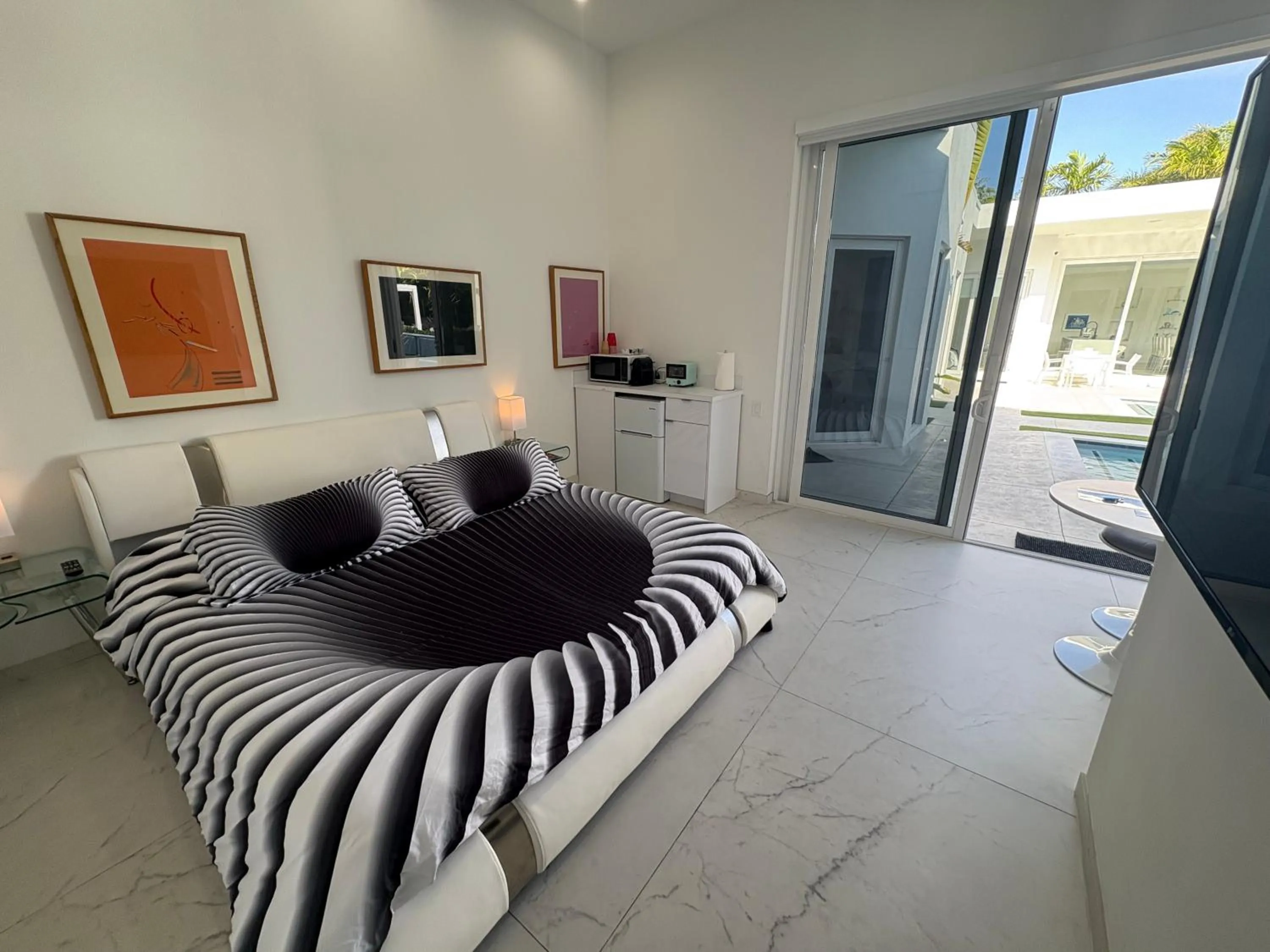 Men only clothing option guesthouse near Wilton Manors