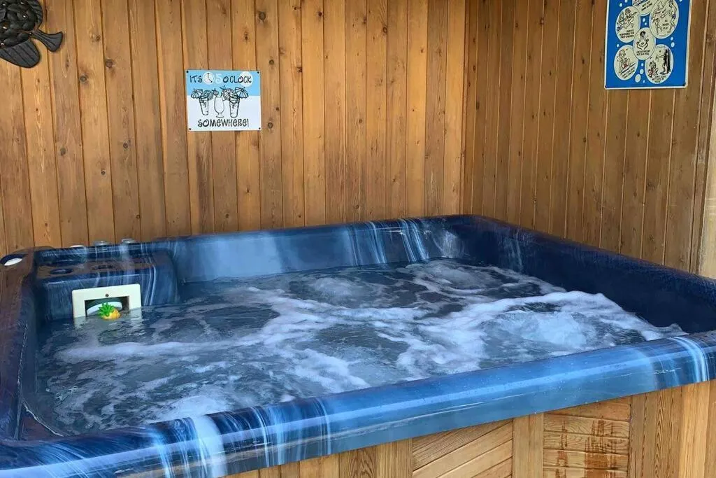 Hot Tub in The Ox + Bow