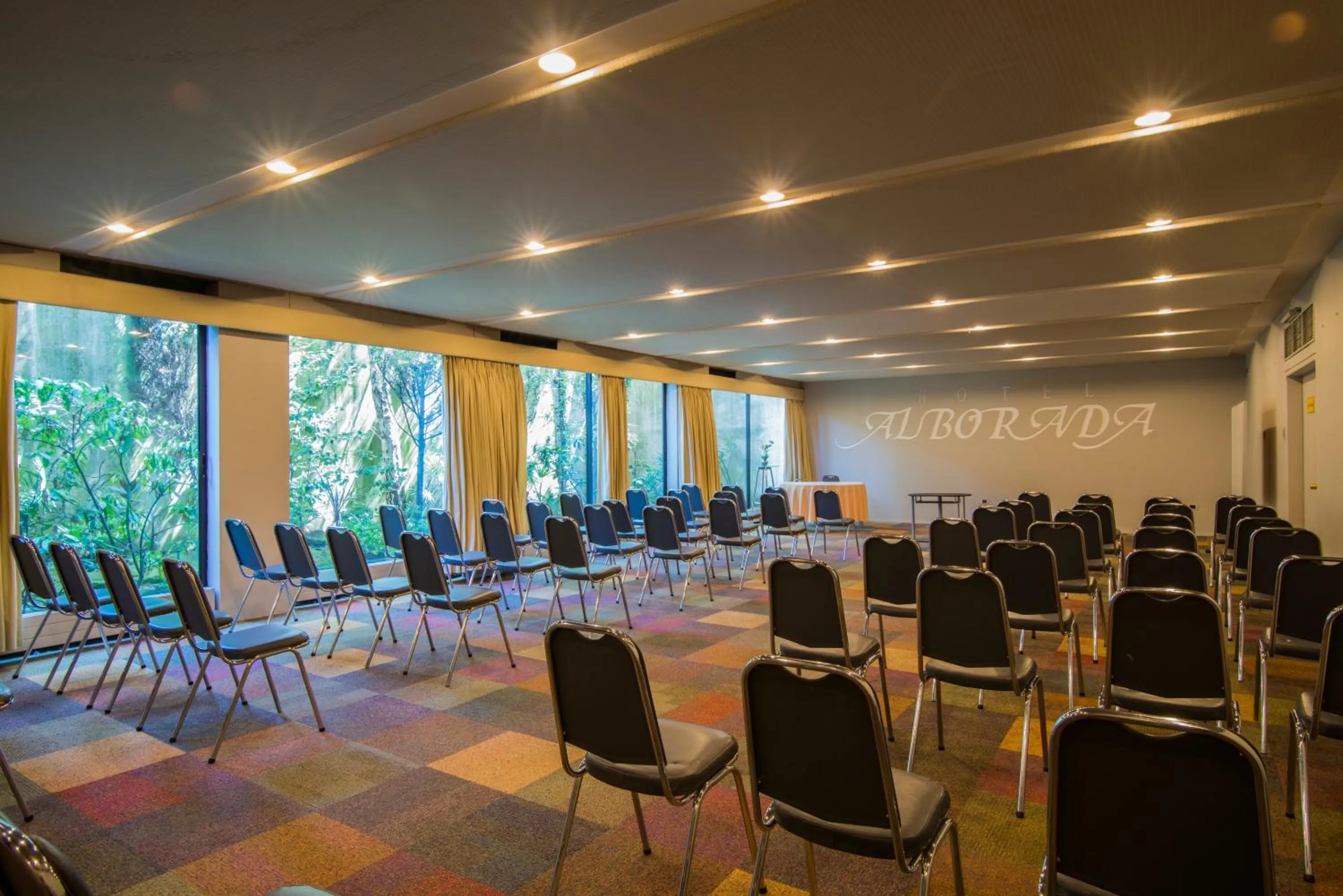 Business facilities in Hotel Alborada