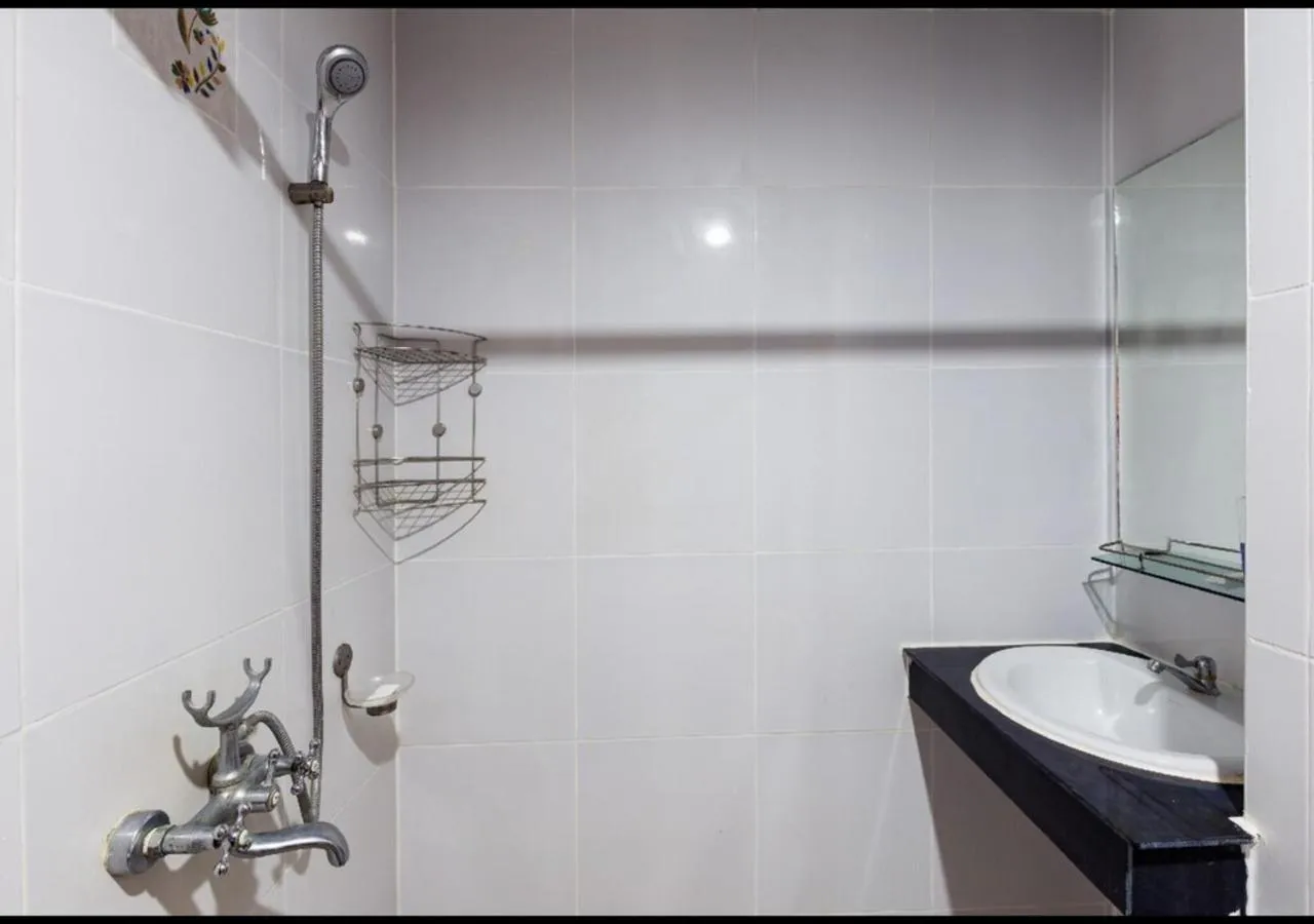 Shower in Patong Dynasty Royal Hotel