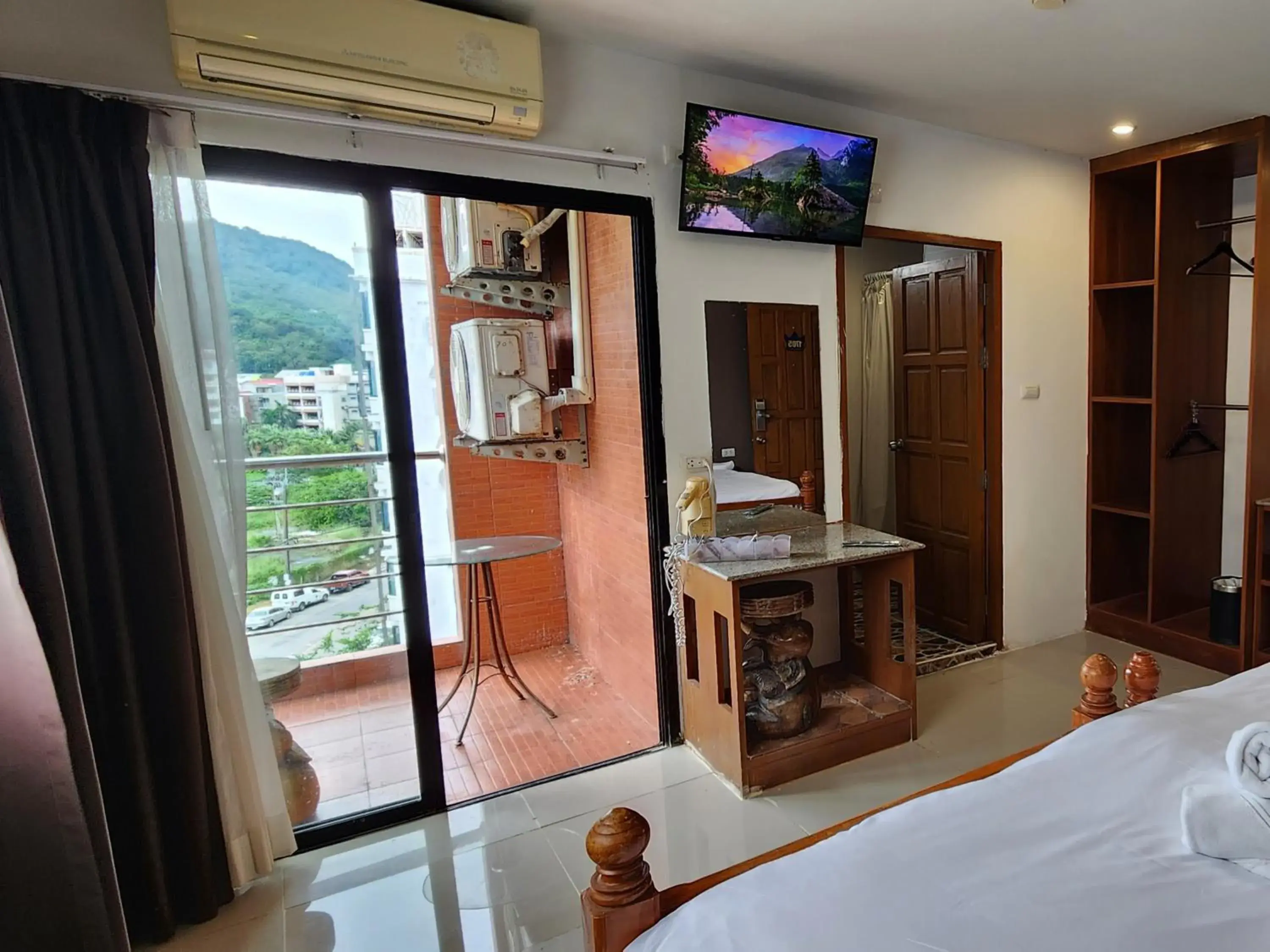 Deluxe Double Room with Balcony in Patong Dynasty Royal Hotel Deluxe Double Room with Balcony in Patong Dynasty Royal Hotel