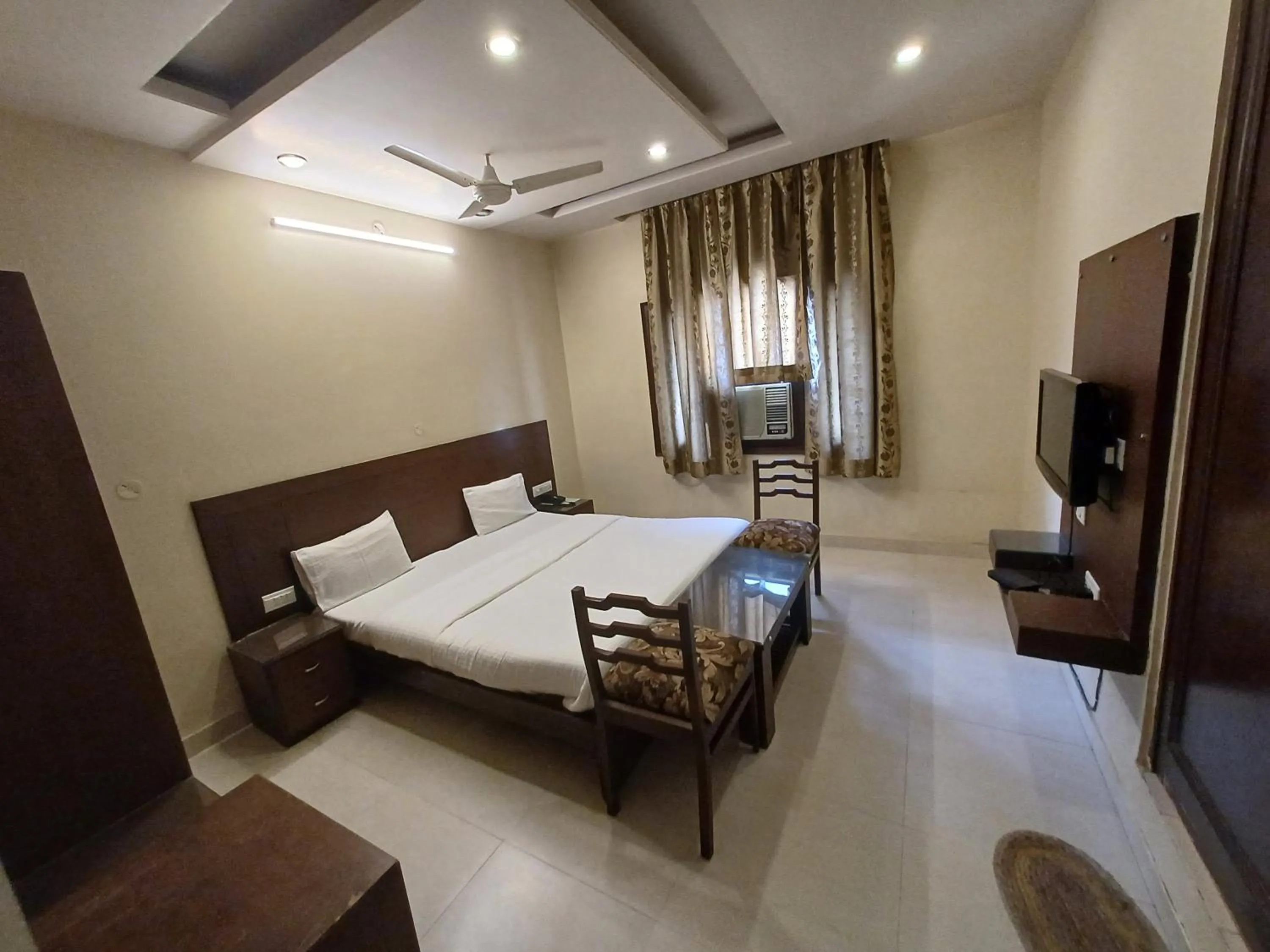 Bedroom, Bed in Hotel Raghav Palace 1 km Jaipur Junction & Bus Stand Sindhi Camp