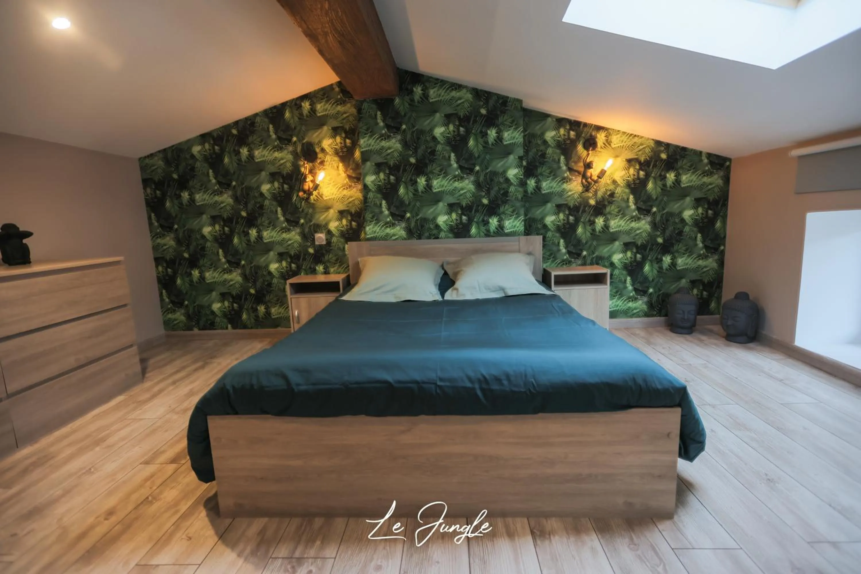 Bed in LE JUNGLE 5 étoiles / Netflix et services