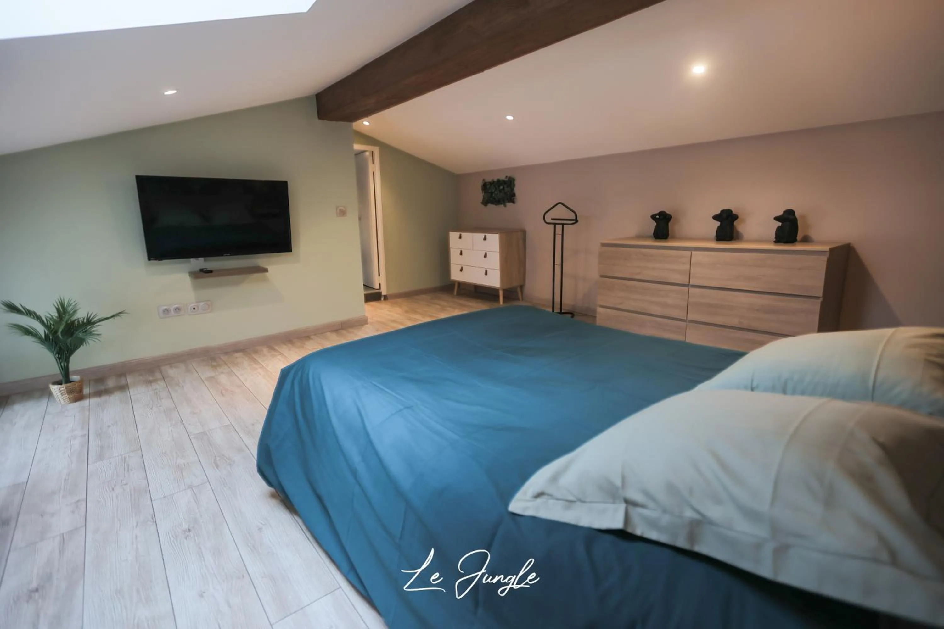 Bed in LE JUNGLE 5 étoiles / Netflix et services