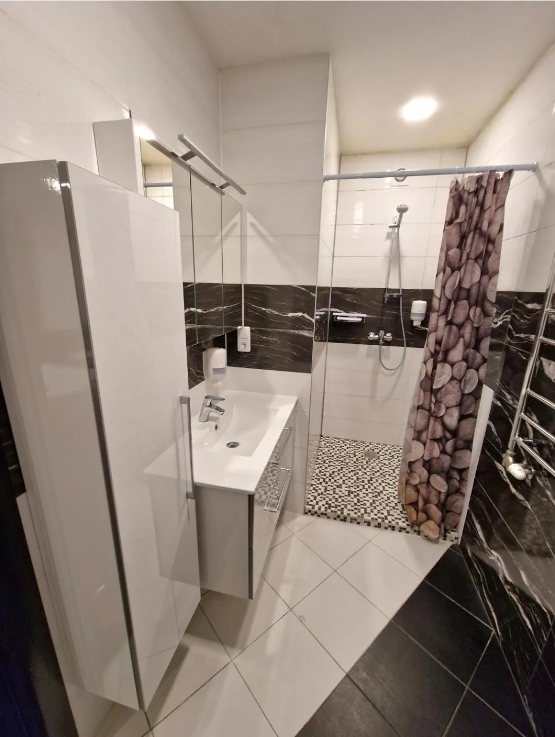 Shower in KALIDA Rooms for rent