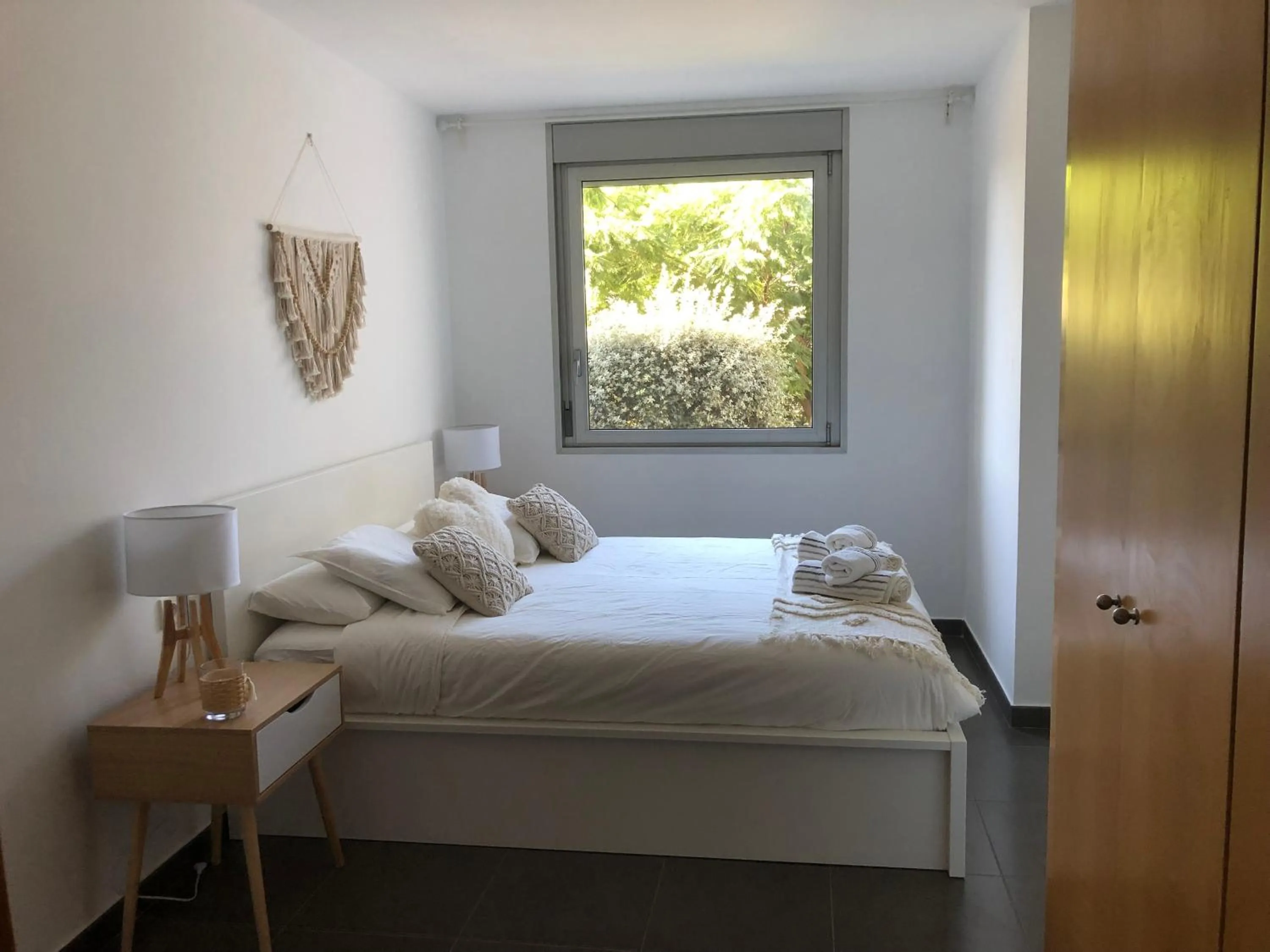 Bedroom, Bed in Standing Apartment Barcelona Forum