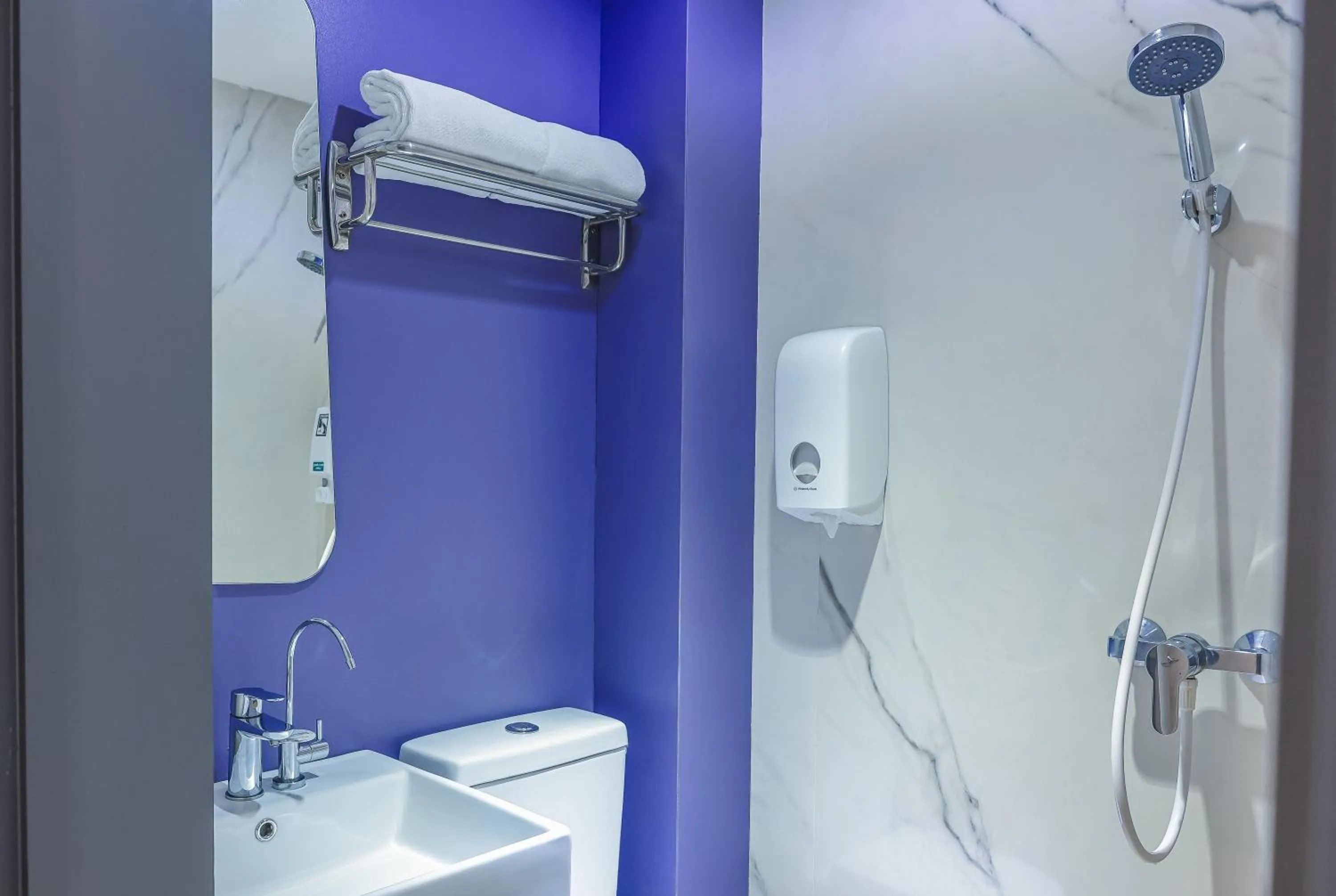 Toilet in Hotel 81 Lavender