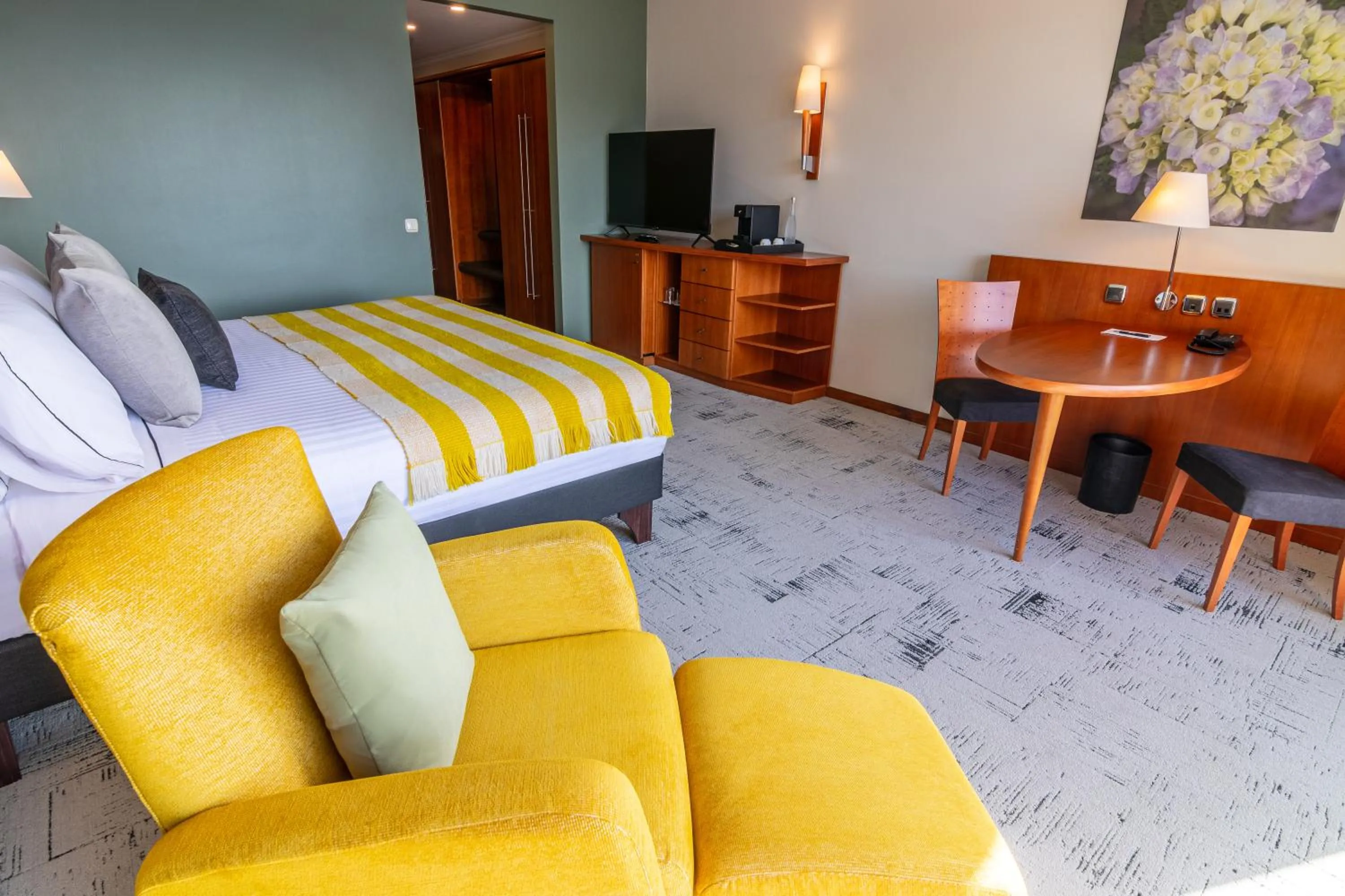 Bedroom, Bed in Park Lake Luxury Hotel