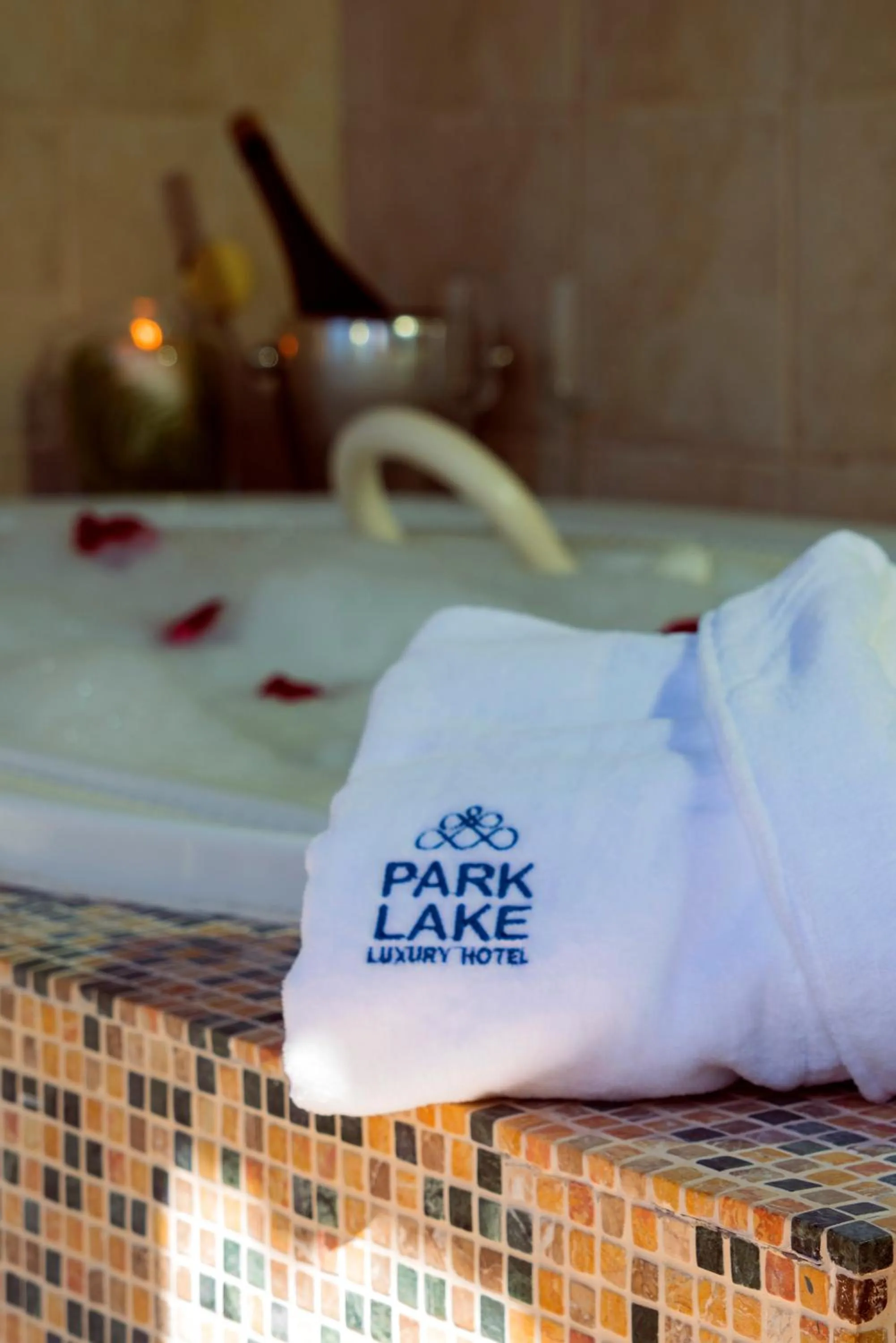 Hot Tub in Park Lake Luxury Hotel