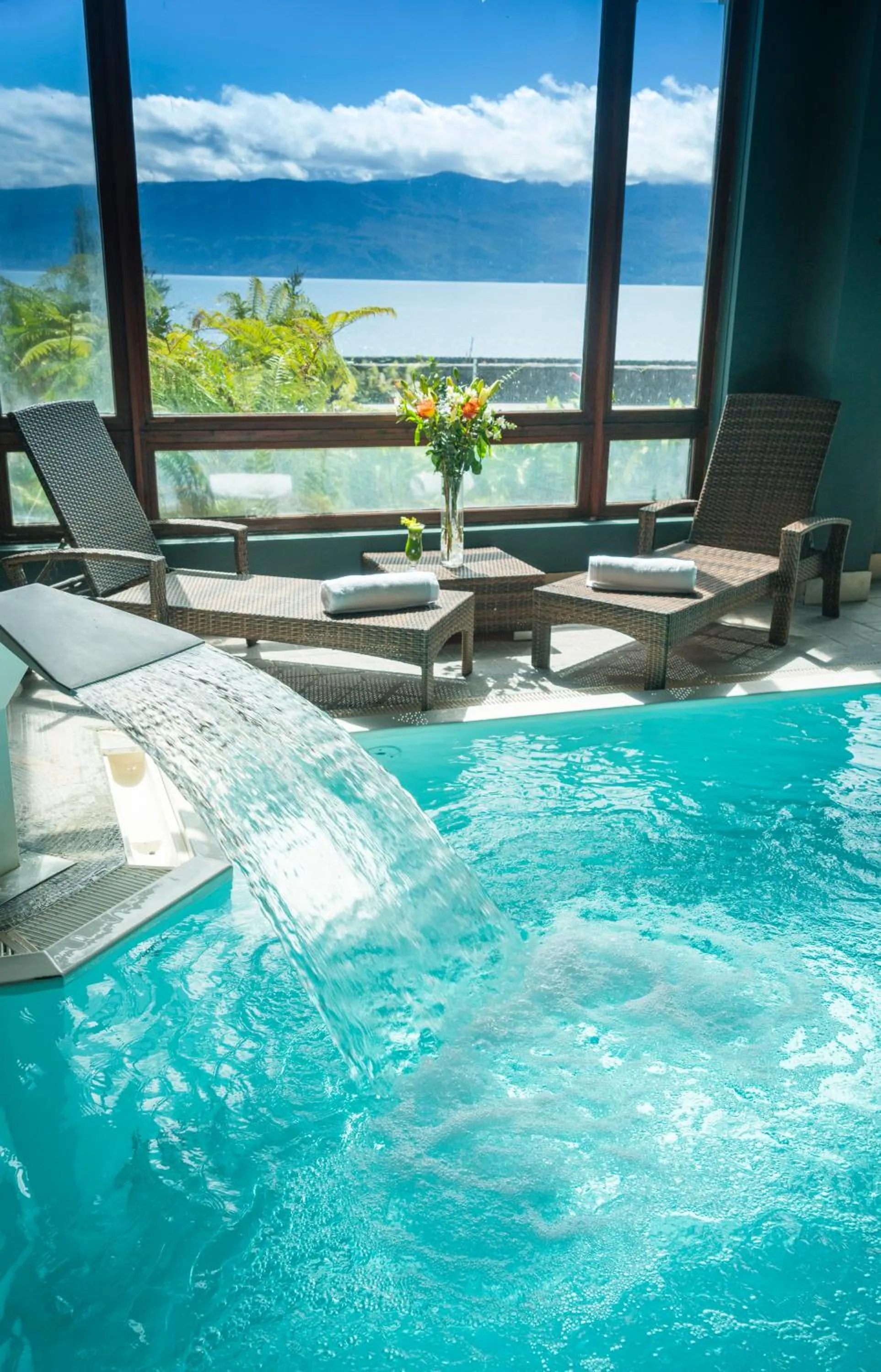 Swimming pool in Park Lake Luxury Hotel