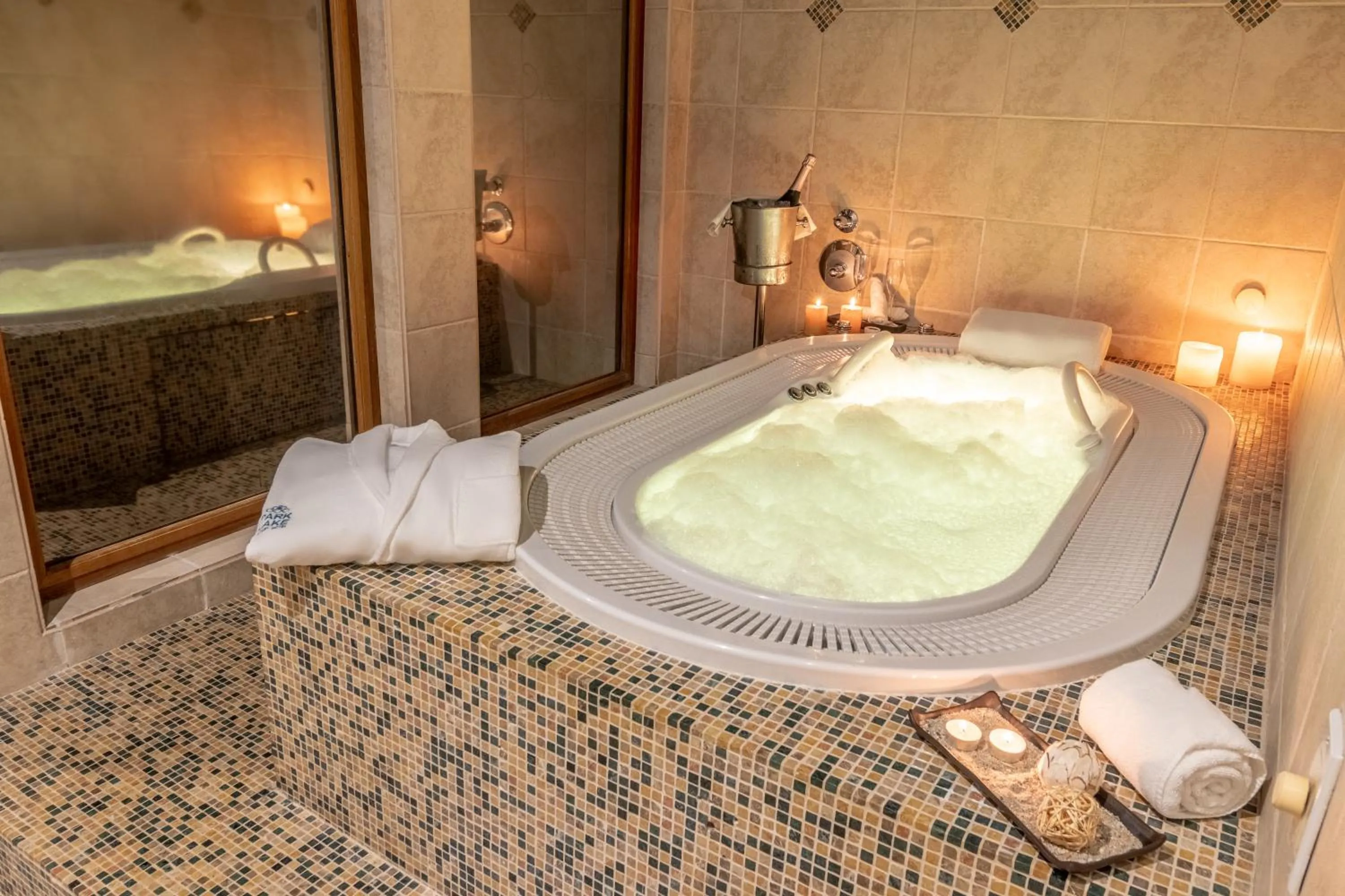 Hot Tub, Bed in Park Lake Luxury Hotel