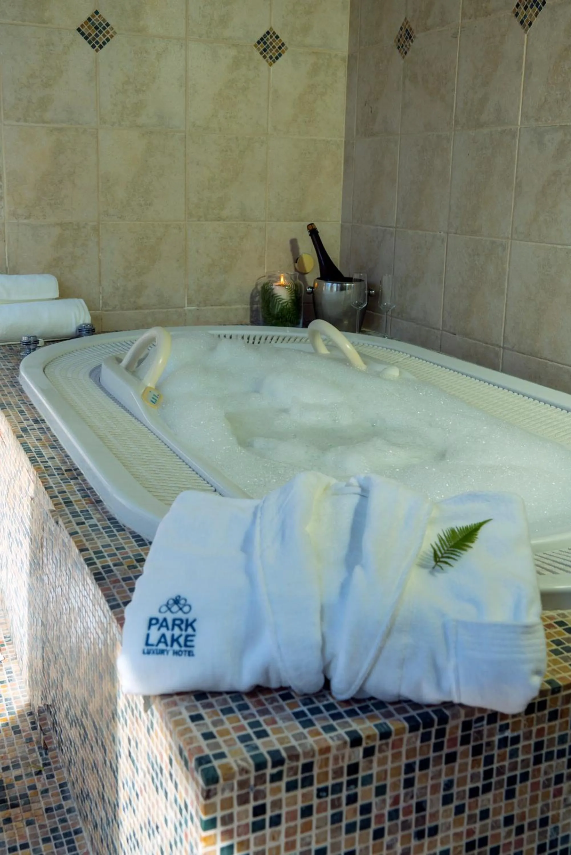 Hot Tub in Park Lake Luxury Hotel