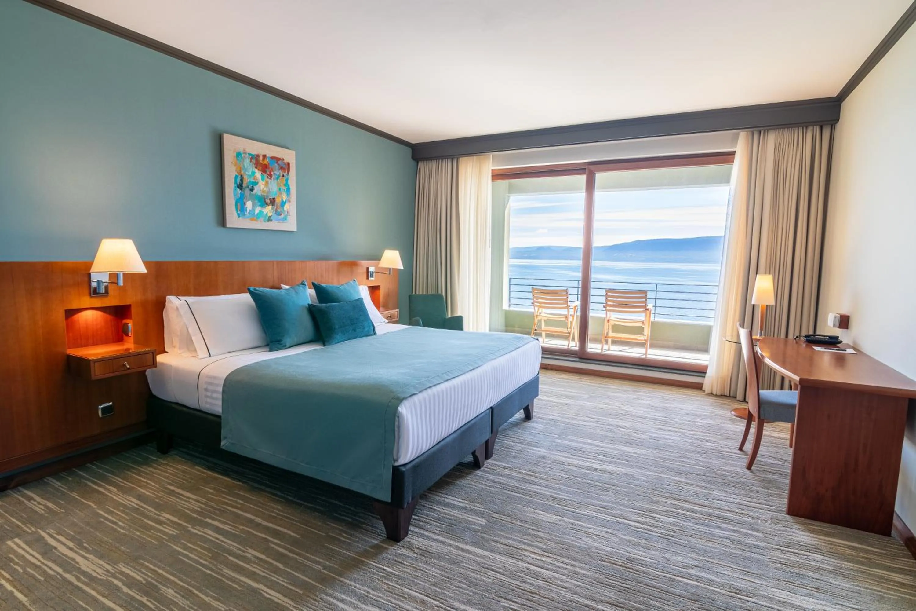 Bed in Park Lake Luxury Hotel