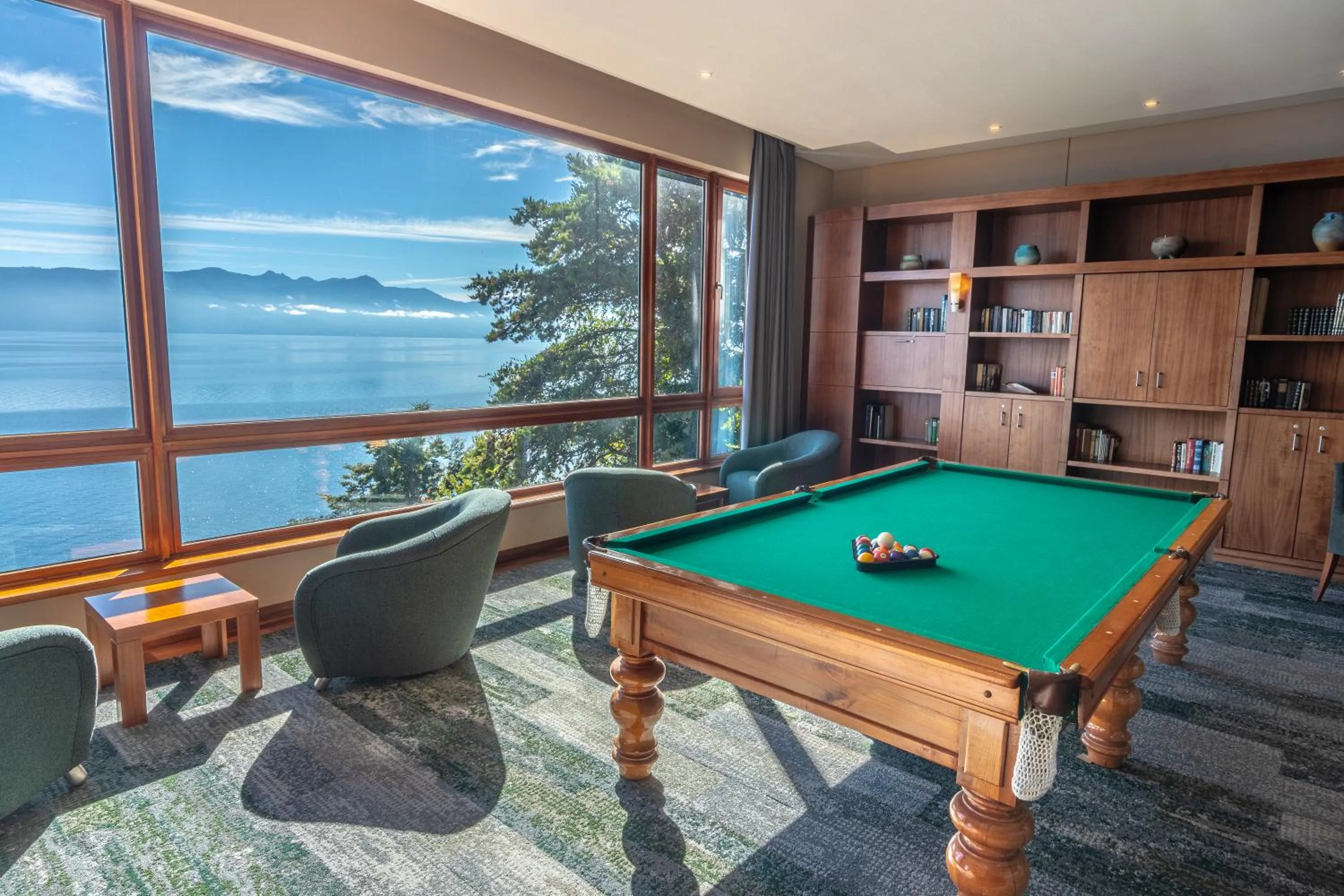 Billiard in Park Lake Luxury Hotel