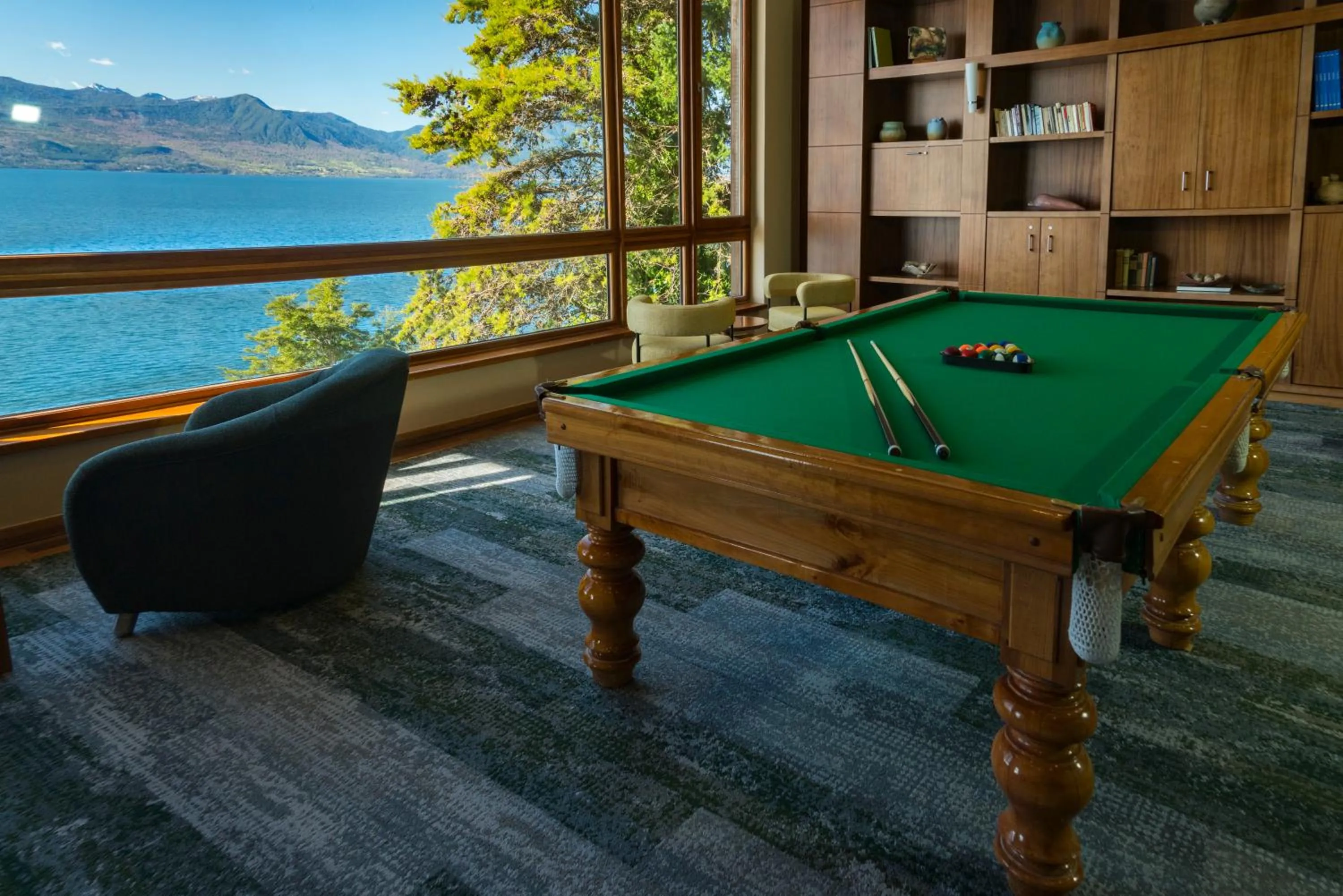 Billiard in Park Lake Luxury Hotel