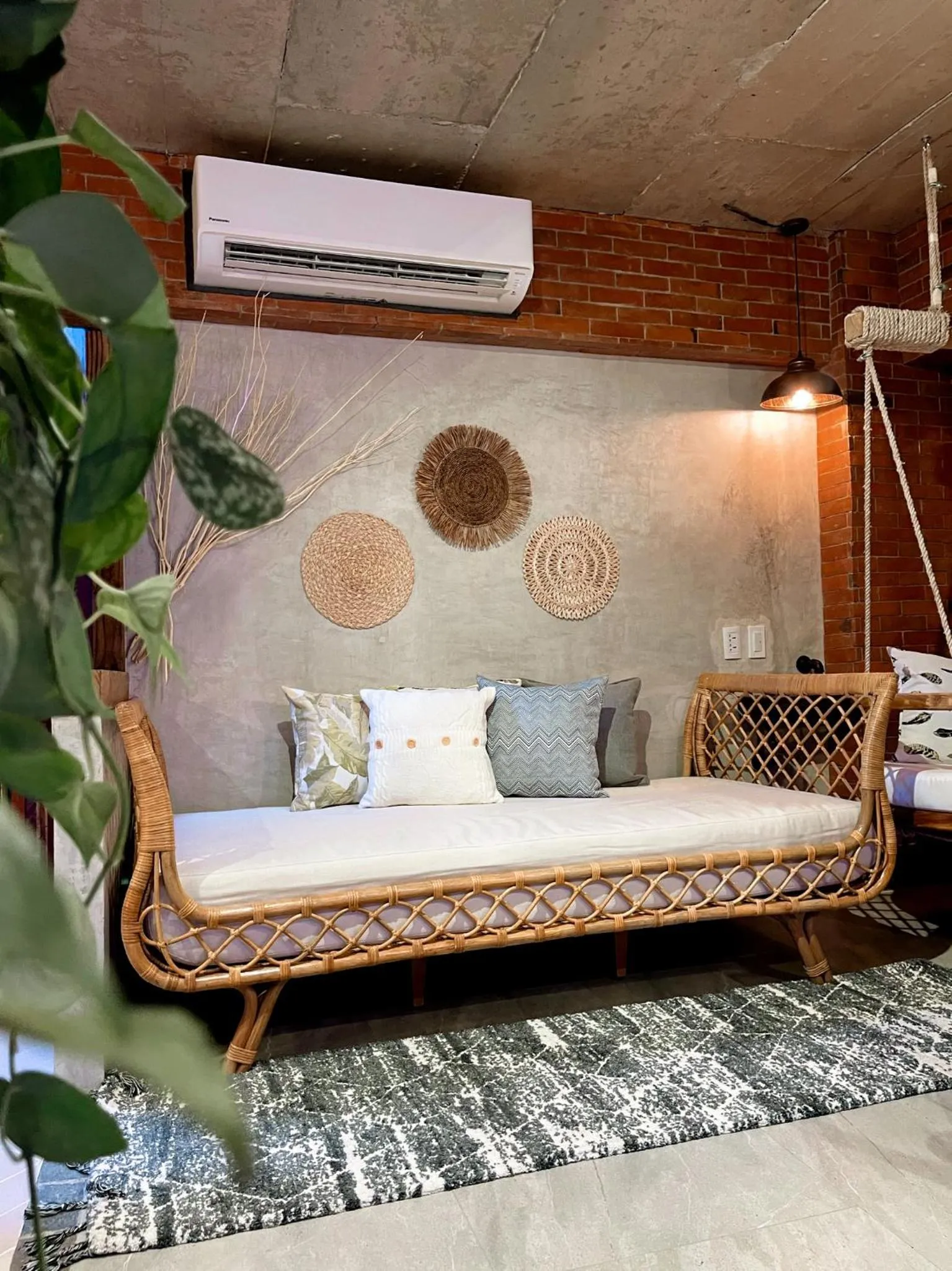 Living room in Blue Tulip - 4mins from Mactan Airport