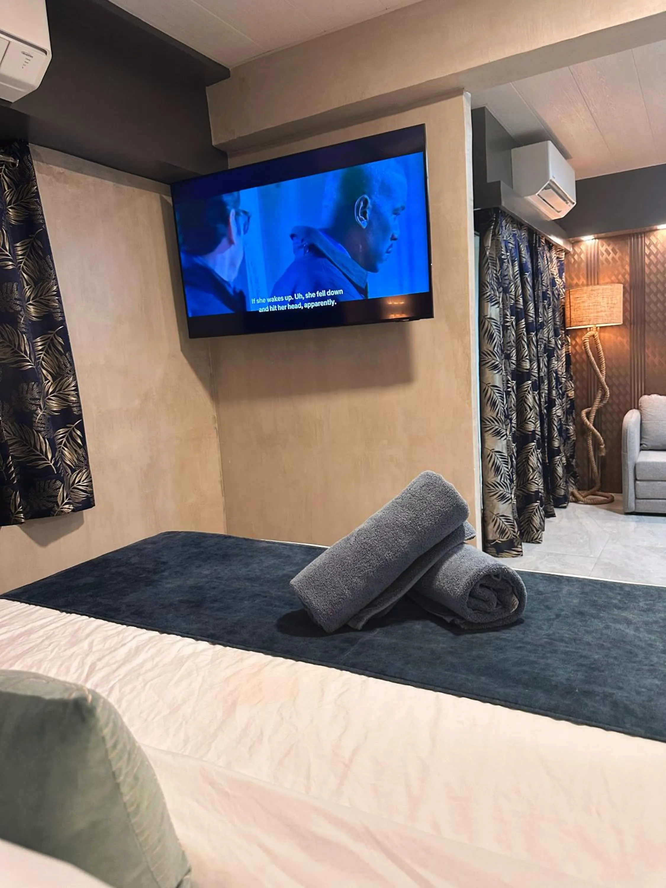 TV and multimedia, Bed in Blue Tulip - 4mins from Mactan Airport