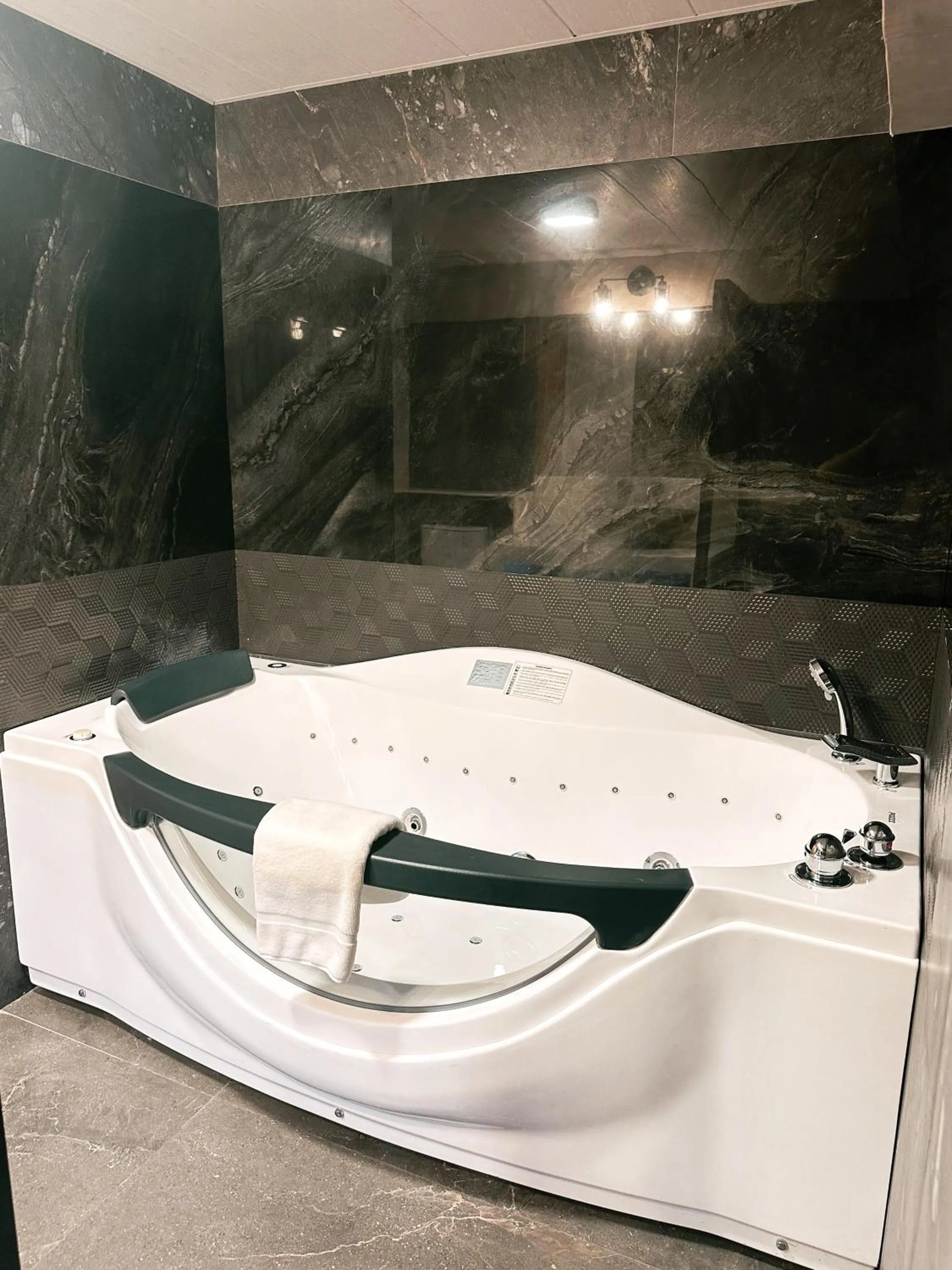 Hot Tub in Blue Tulip - 4mins from Mactan Airport