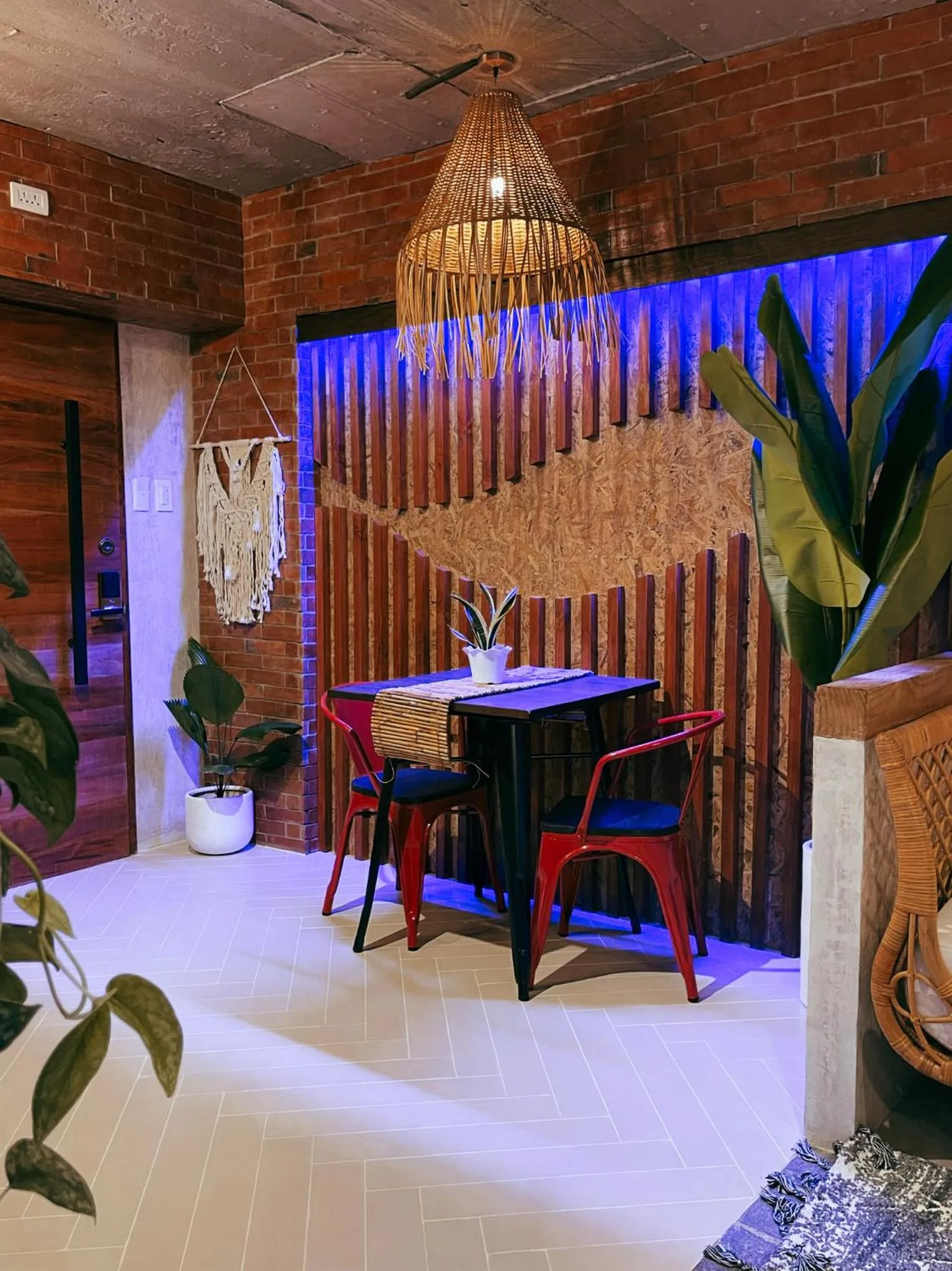 Dining area in Blue Tulip - 4mins from Mactan Airport