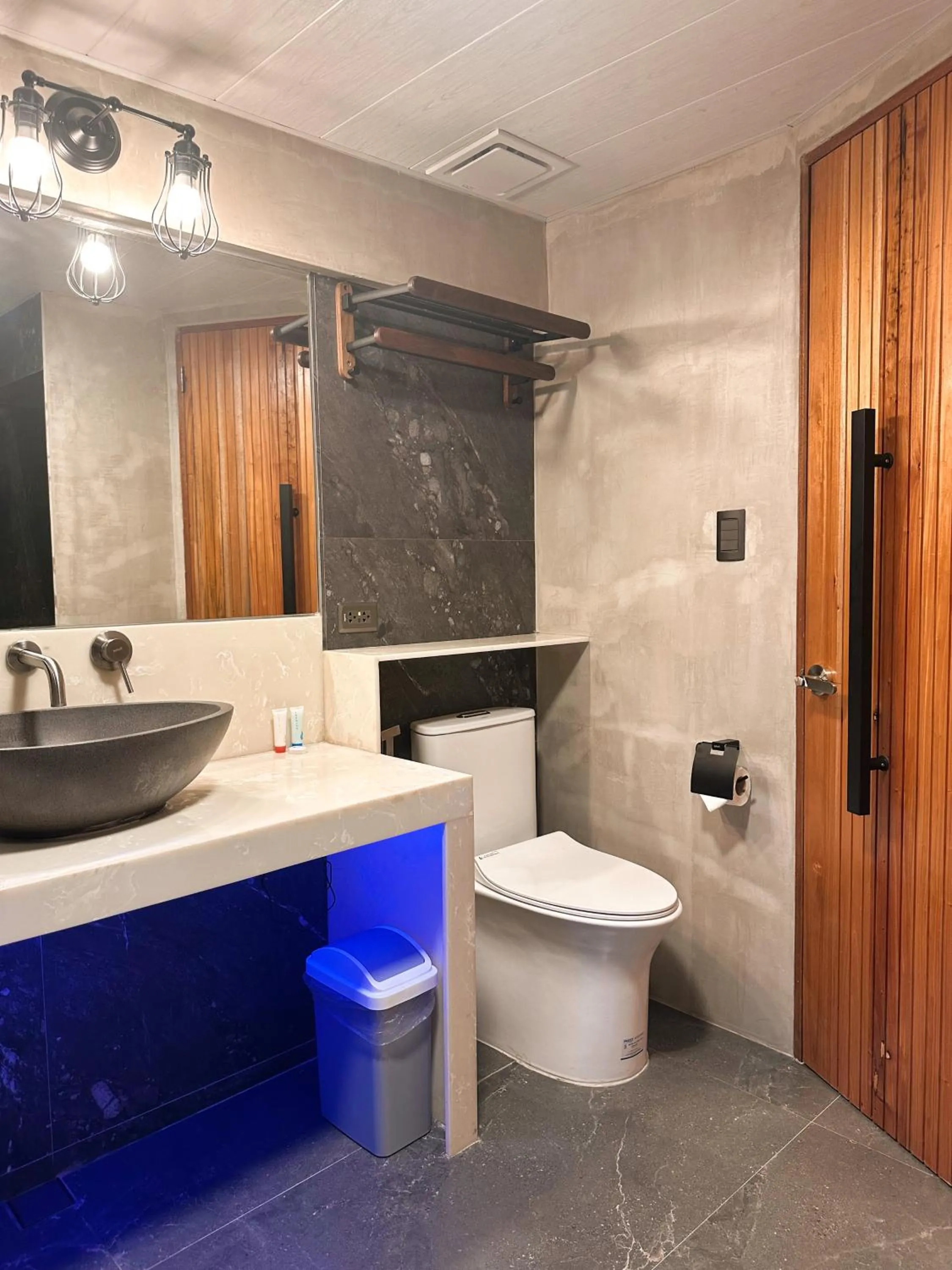 Toilet in Blue Tulip - 4mins from Mactan Airport