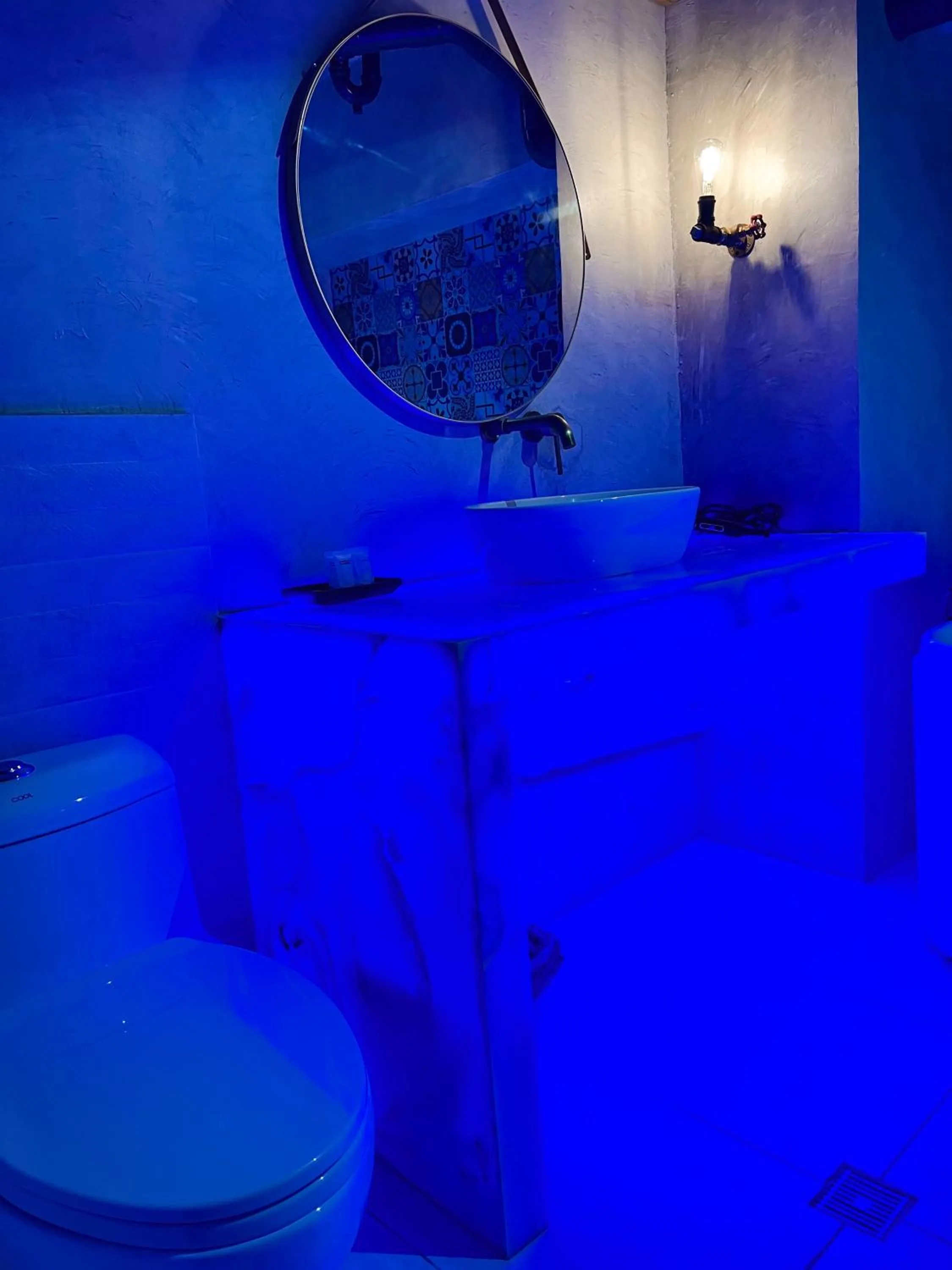 Toilet in Blue Tulip - 4mins from Mactan Airport