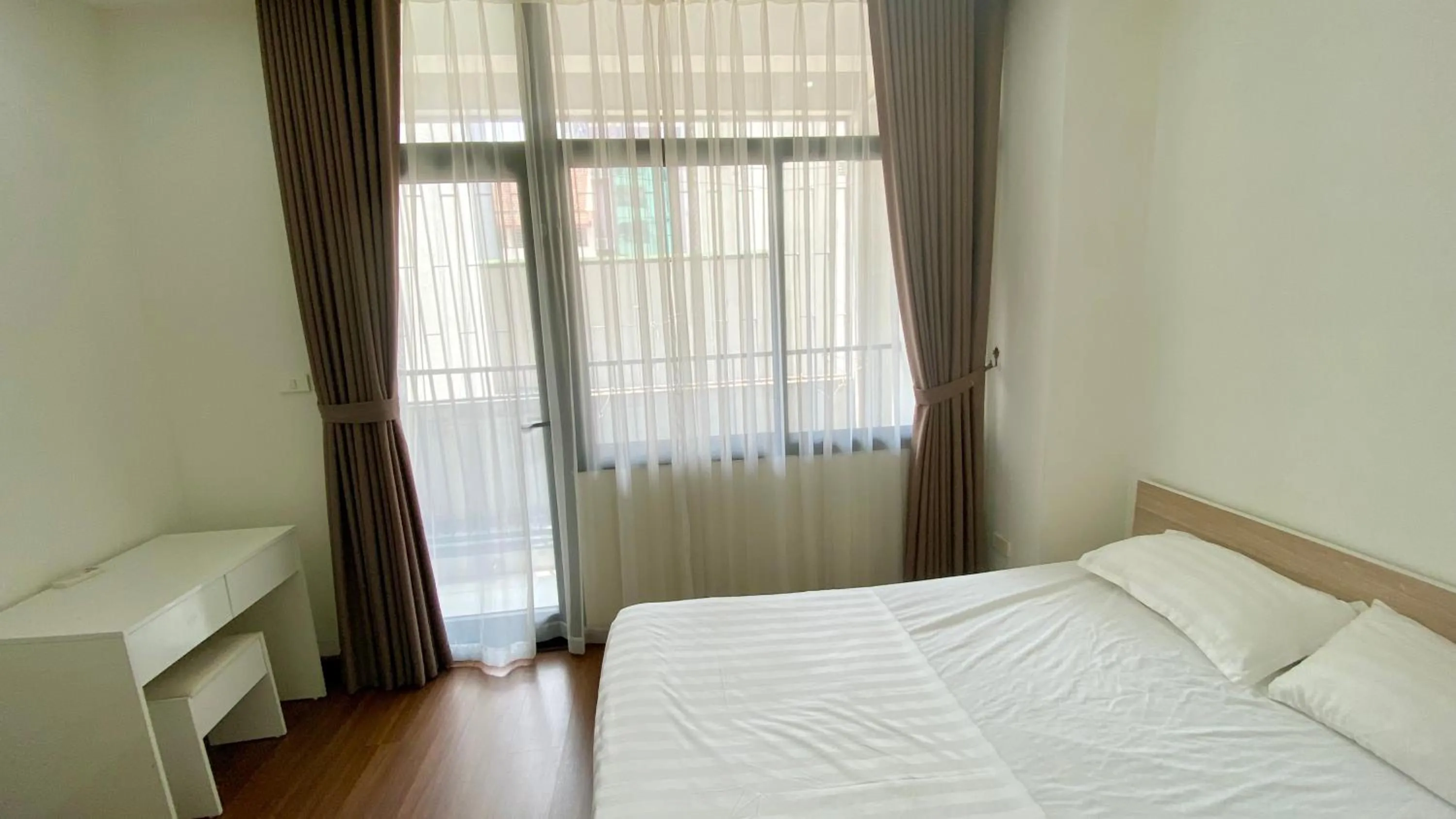 Bed in Era Apartment Đông Các