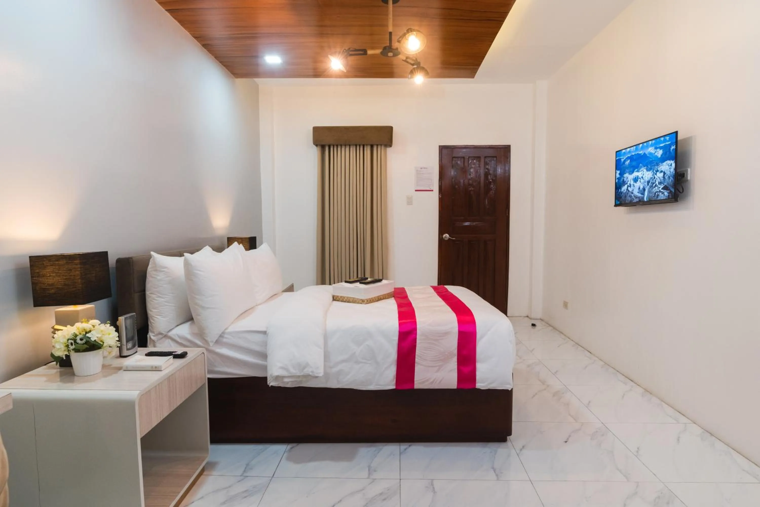 Bed in Monica Midtown Suites