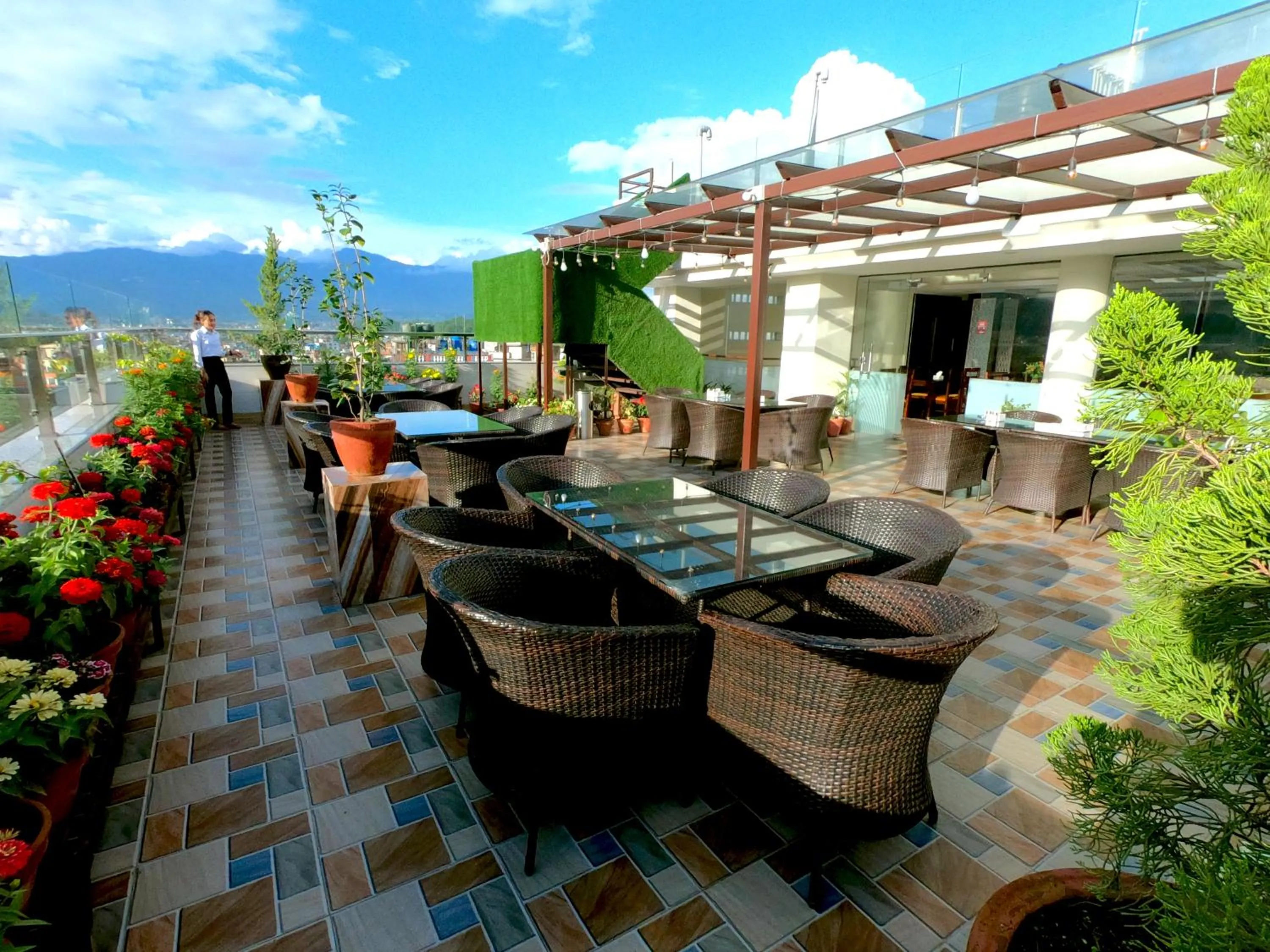 Restaurant/places to eat in Hotel Simal