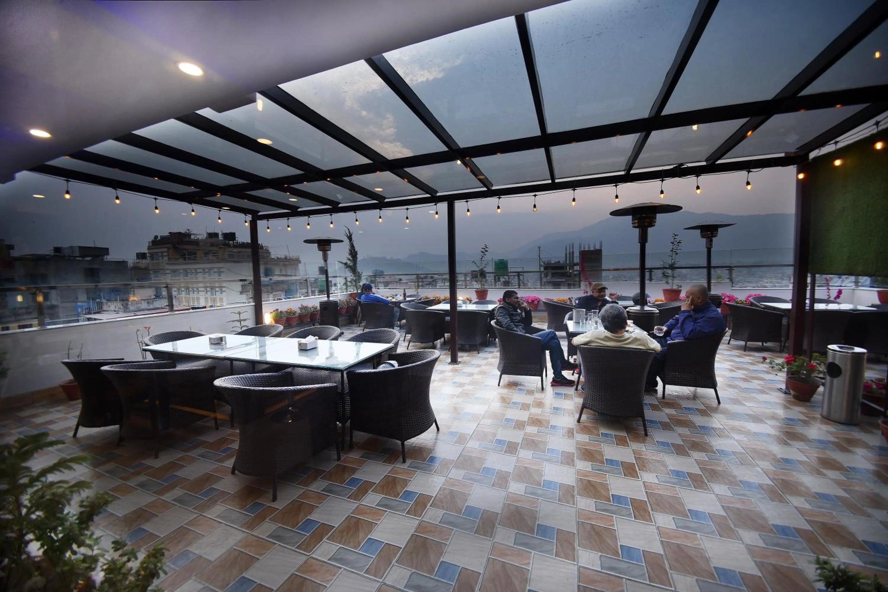 Restaurant/places to eat in Hotel Simal