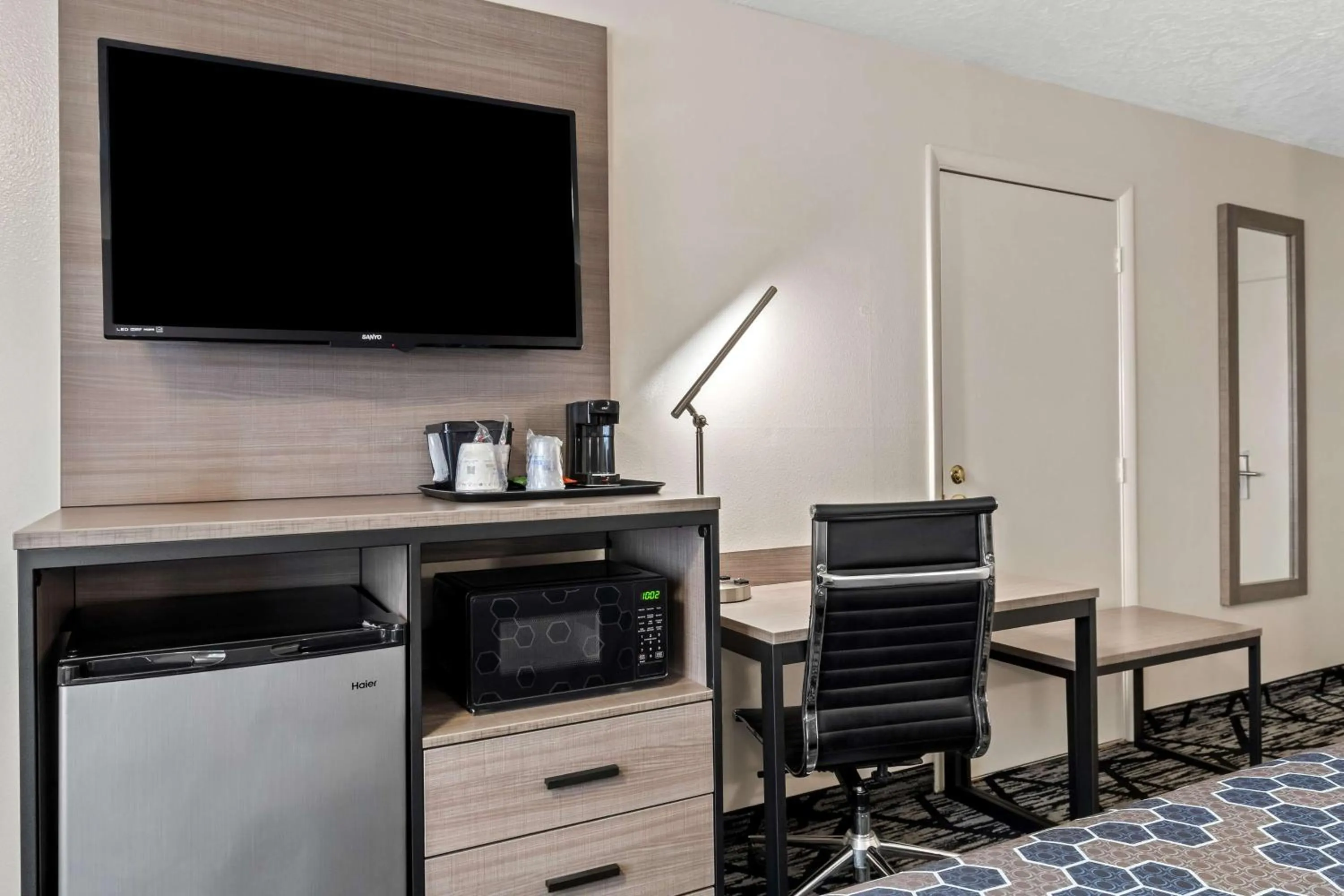 Bedroom in SureStay Hotel by Best Western Duncan