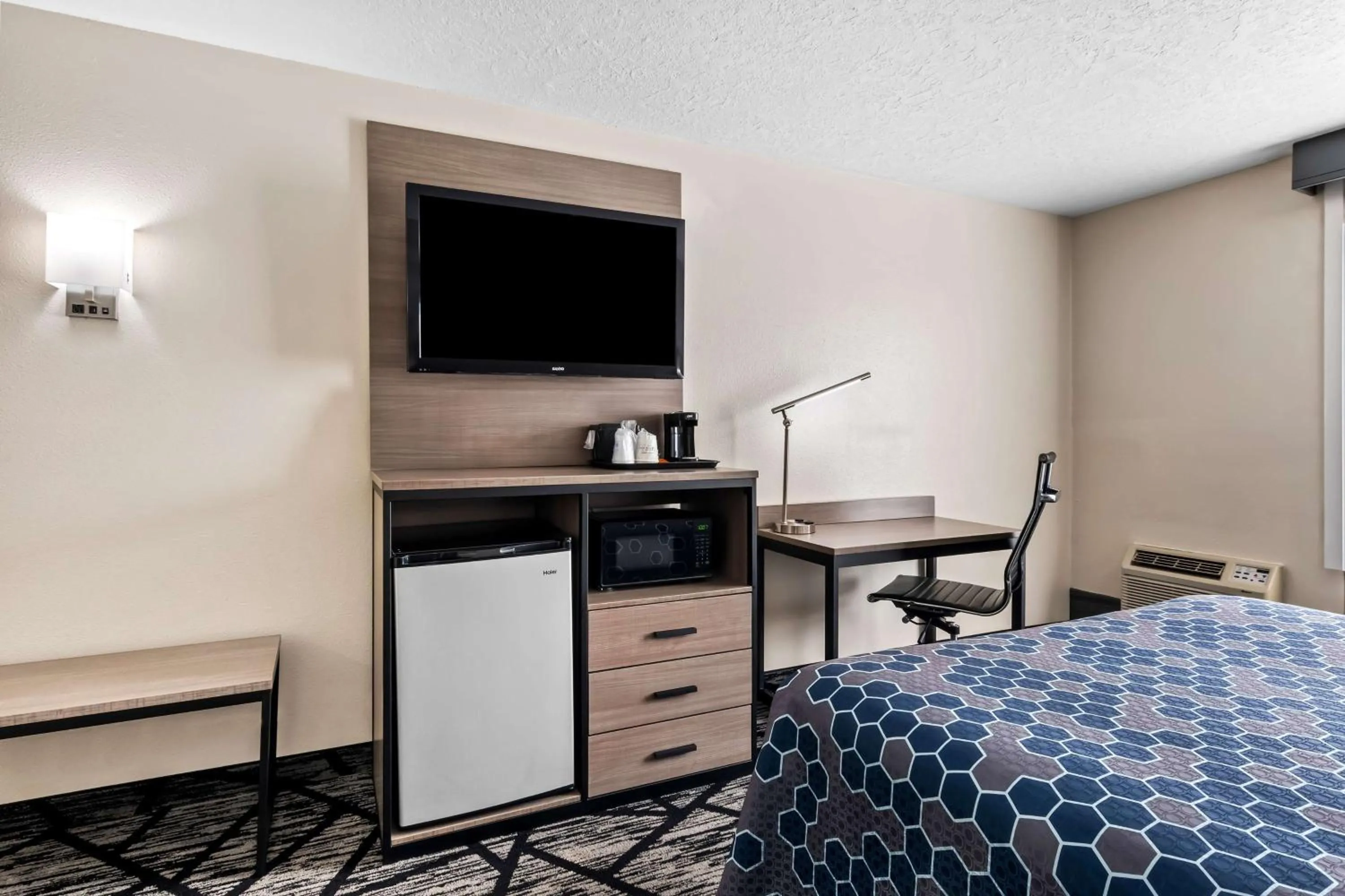 Bedroom, Bed in SureStay Hotel by Best Western Duncan