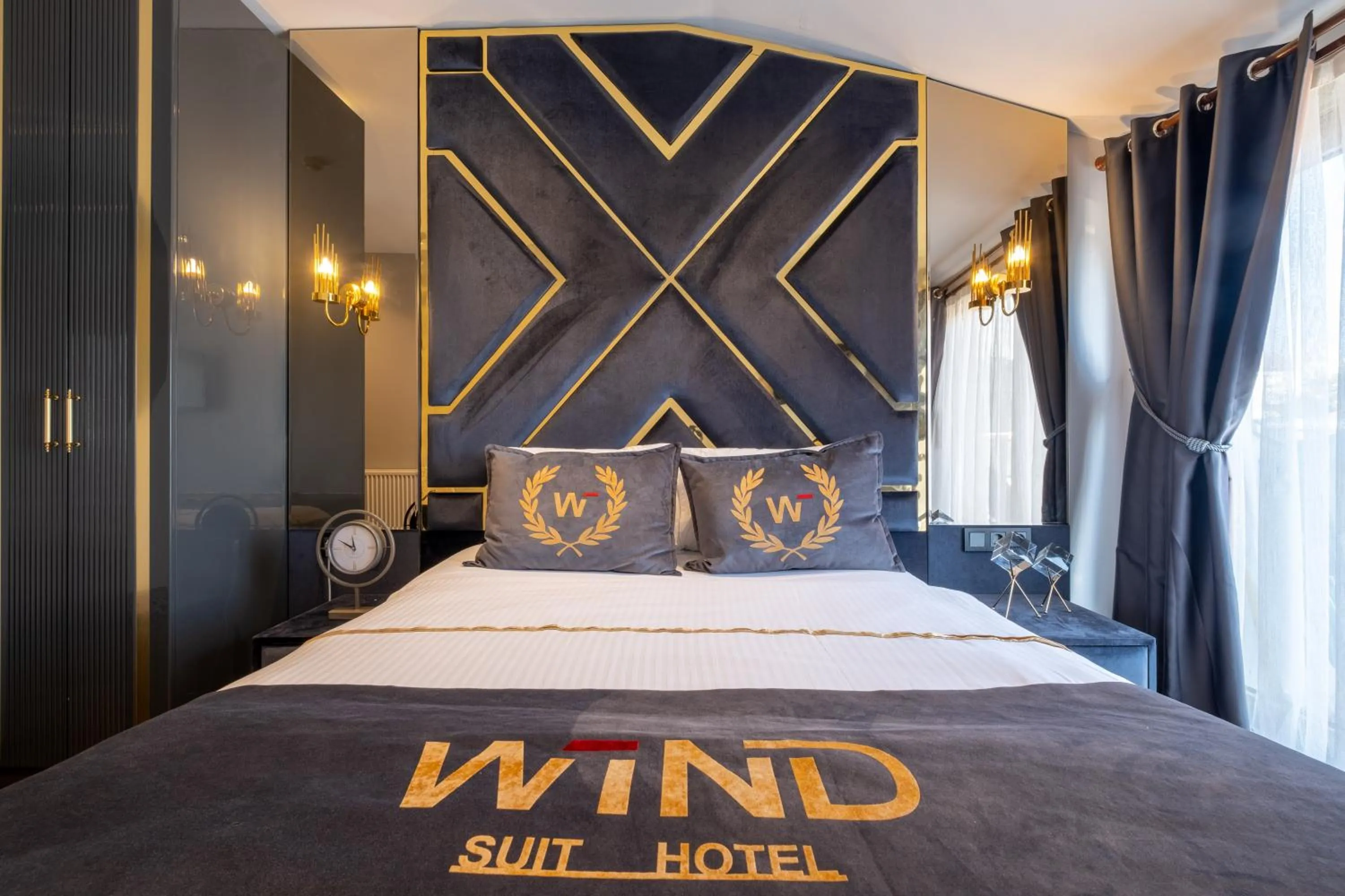 Photo of the whole room, Bed in Wind Suit