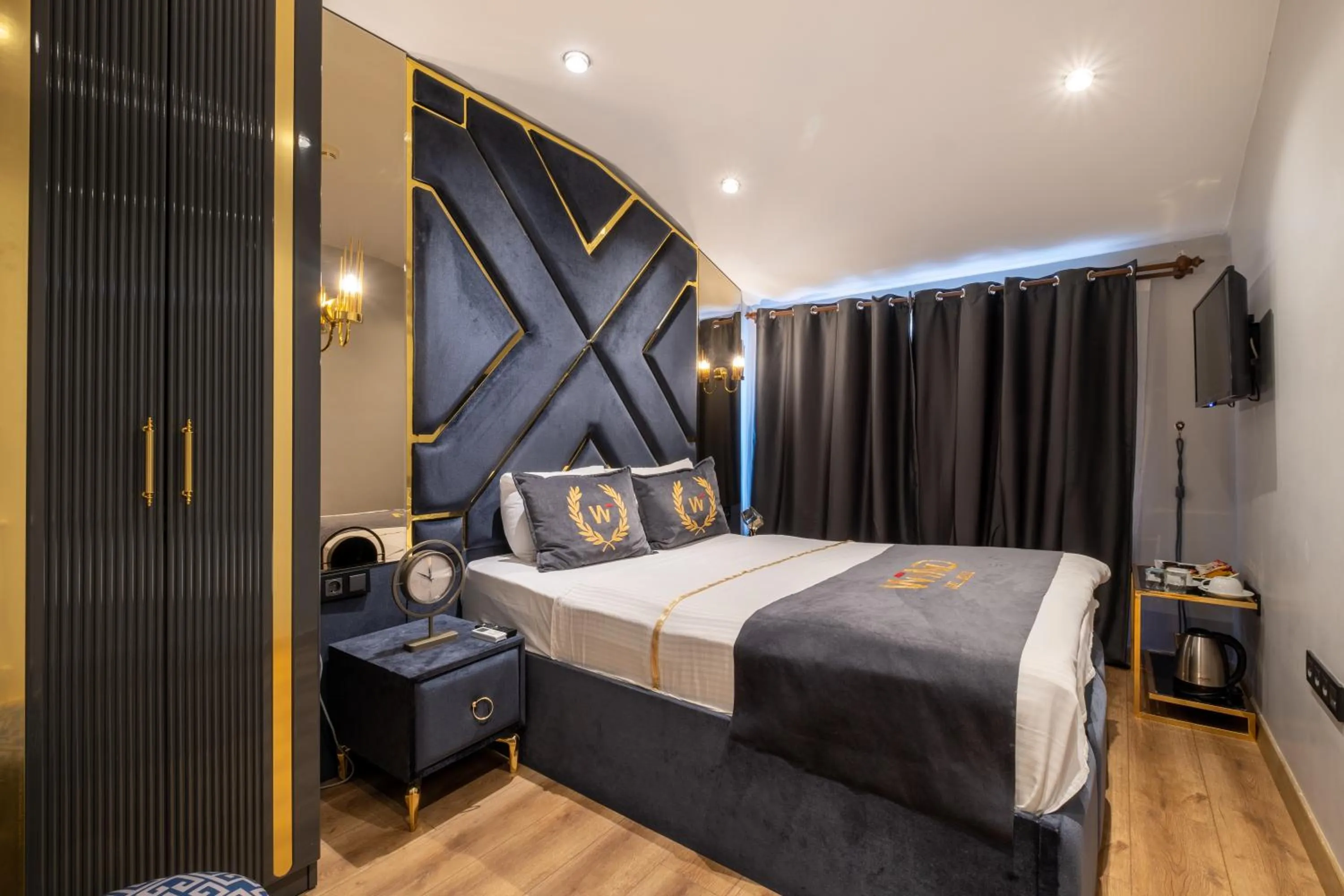 Photo of the whole room, Bed in Wind Suit