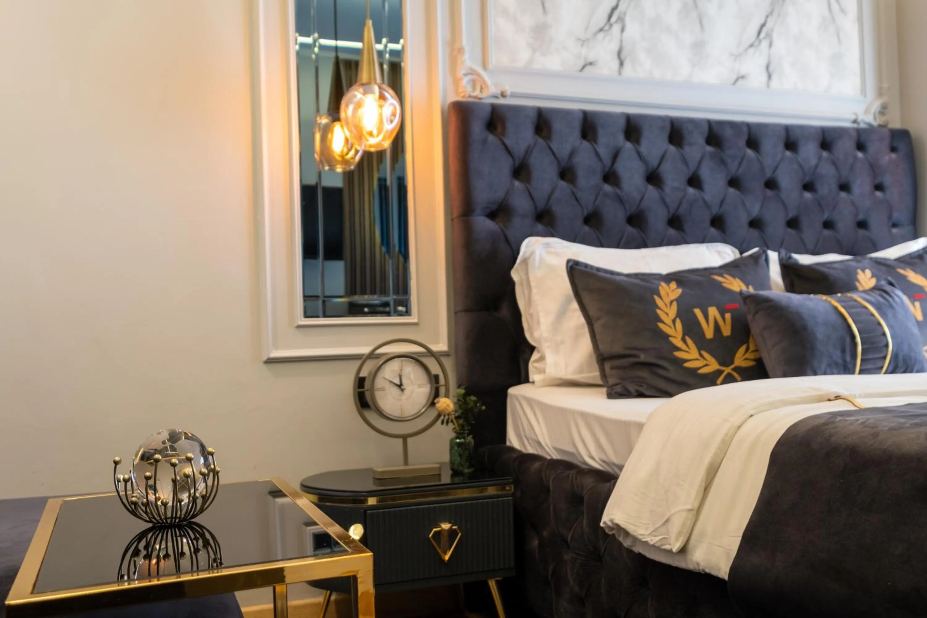 Photo of the whole room, Bed in Wind Suit