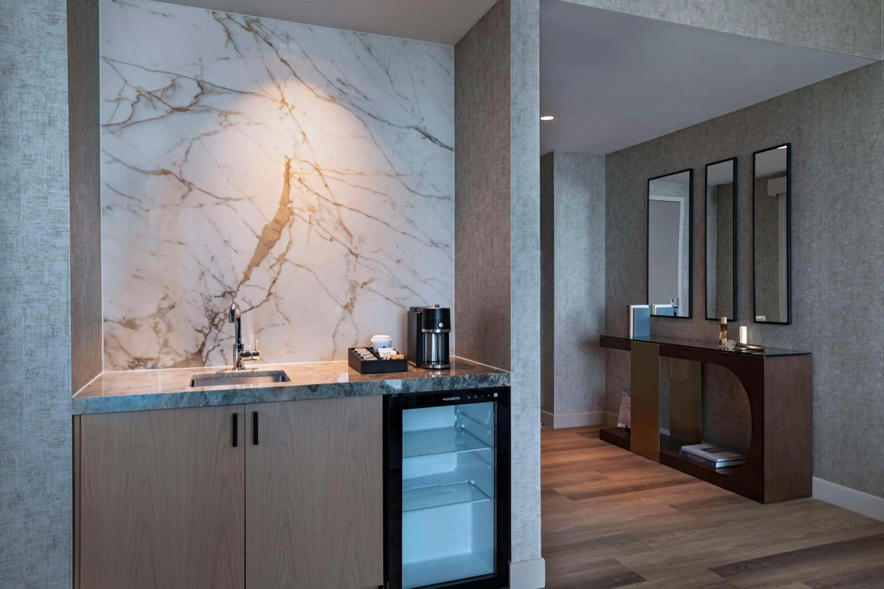 Photo of the whole room in Hyatt Regency Baytown-Houston