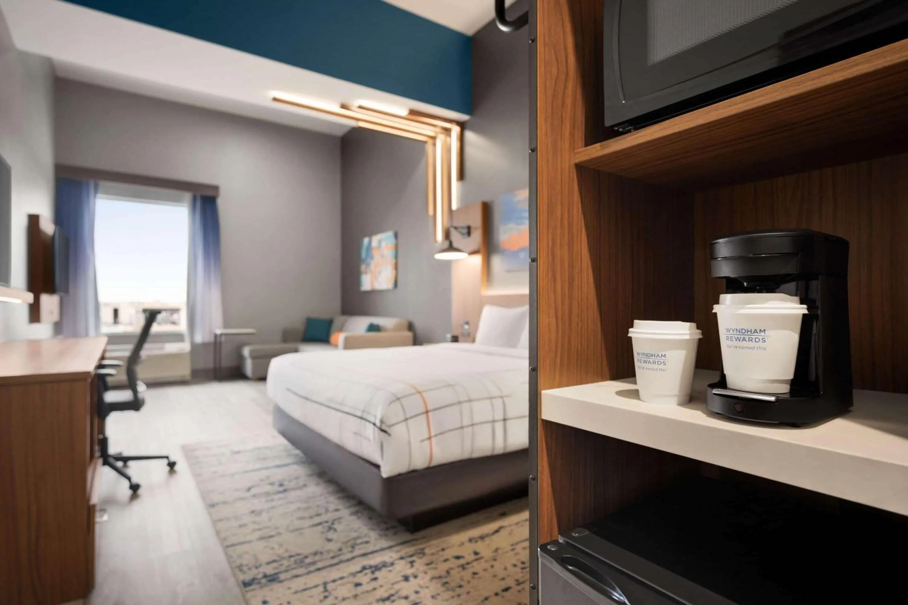 Photo of the whole room, Bed in La Quinta Inn & Suites by Wyndham Del Rio