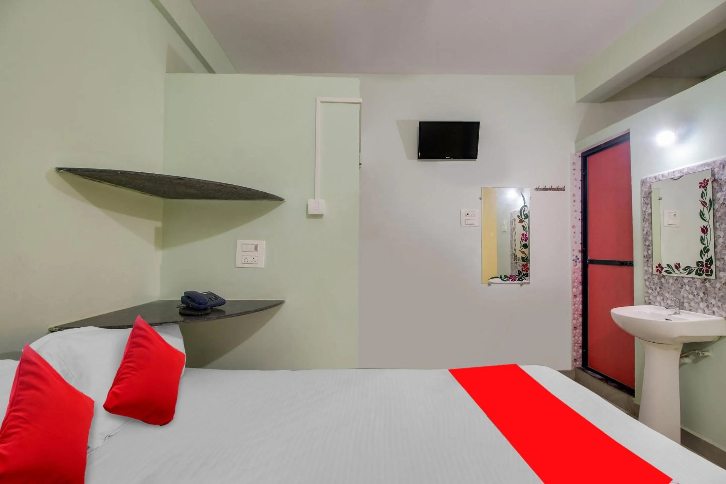 Bedroom, Bed in Hotel O K S Inn Hotel