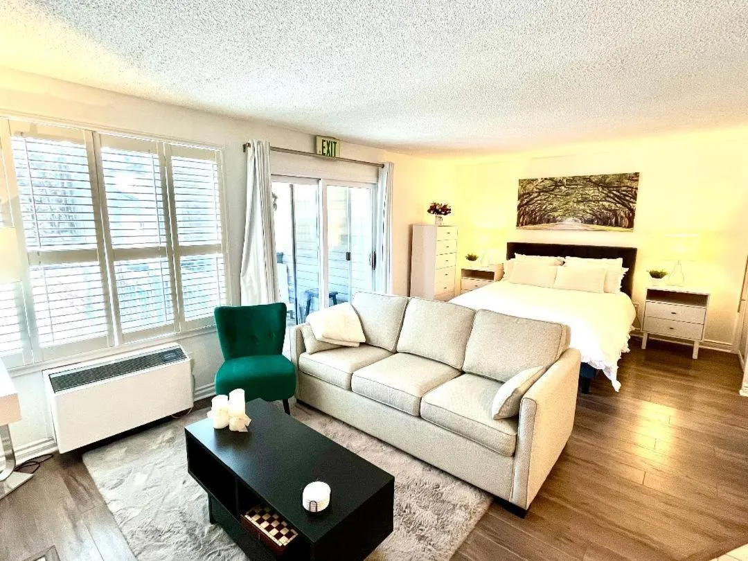 Bed in Slope-side Studio Bliss Ski-in Ski-out, Renovated At Blue, Hot Tub, Fast Wi-Fi