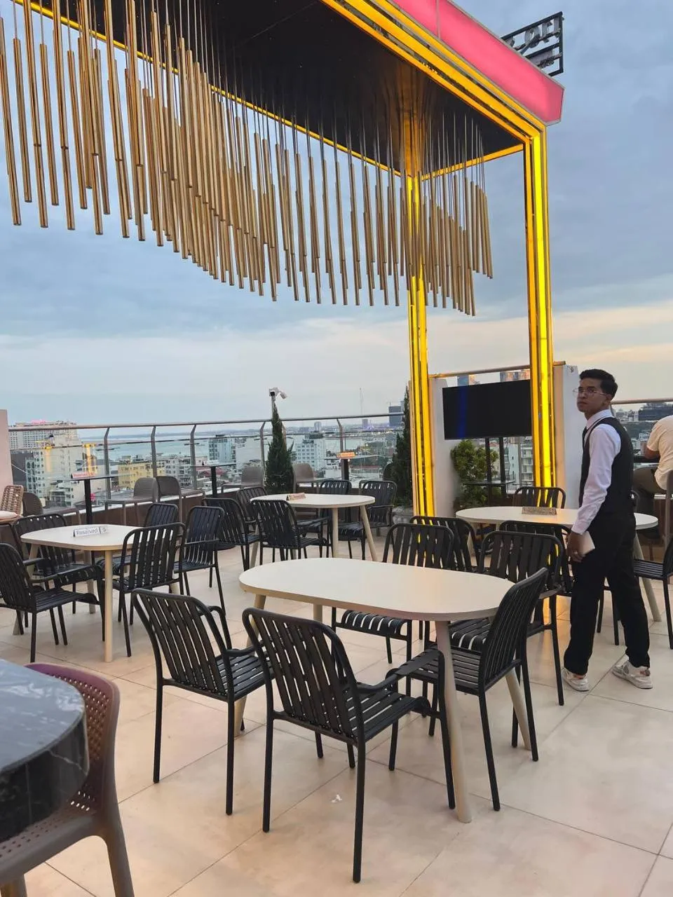 Restaurant/places to eat in Residence 110 (Hotel and Apartments)