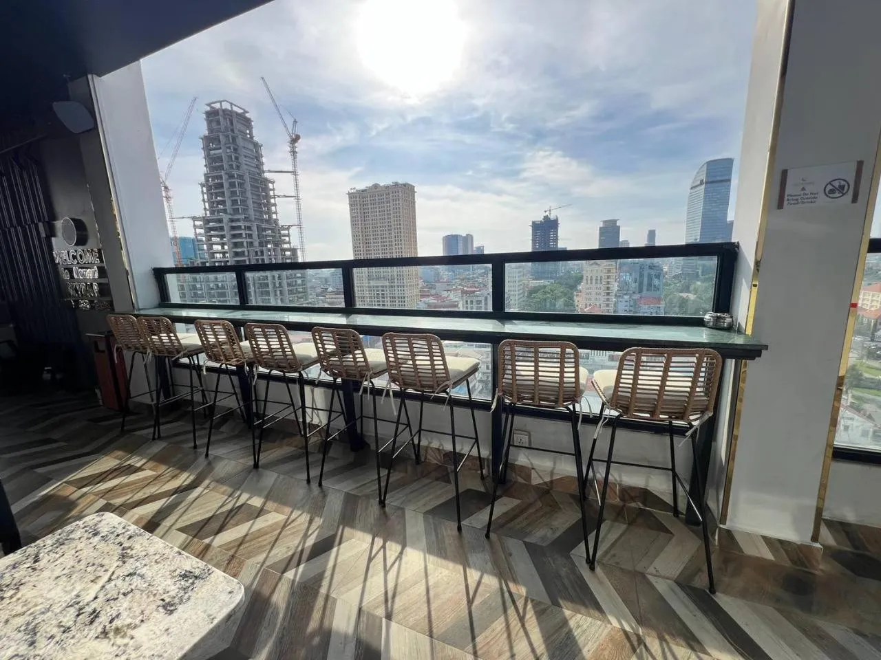 Restaurant/places to eat in Residence 110 (Hotel and Apartments)