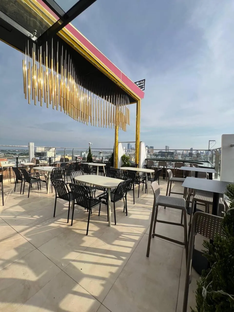 Restaurant/places to eat in Residence 110 (Hotel and Apartments)